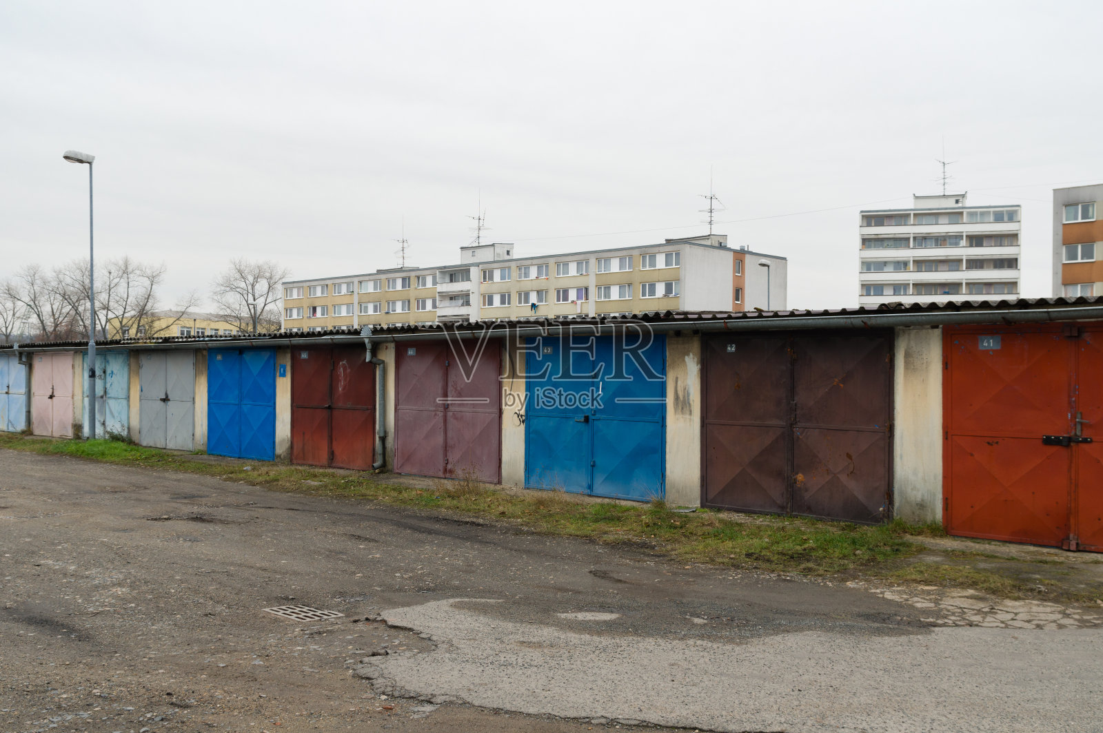 风化的车库,共产主义风格的预制混凝土公寓照片摄影图片