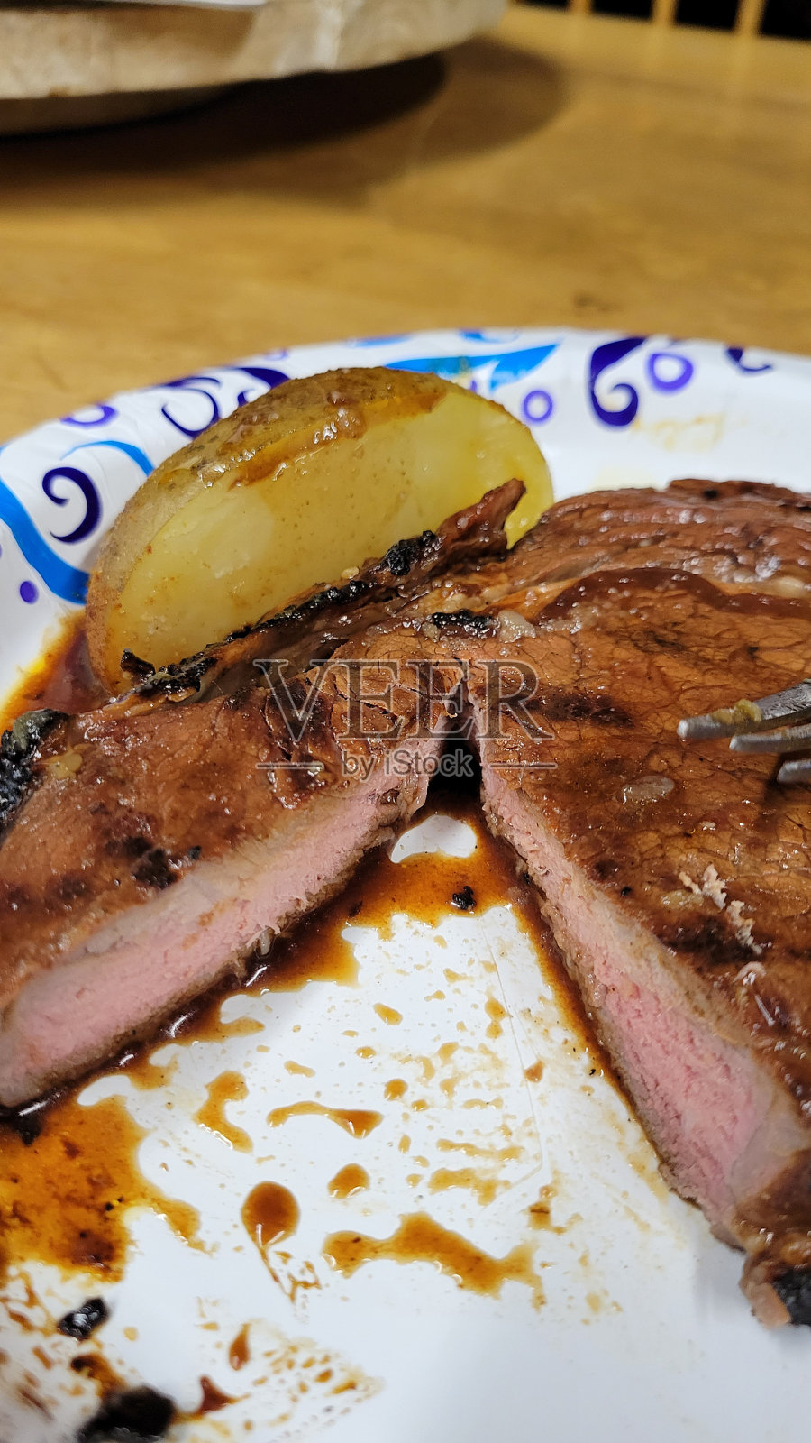 切成五分熟的酱汁和烧焦的肋眼牛排,粉红色的内部完美的五分熟厨师照片摄影图片