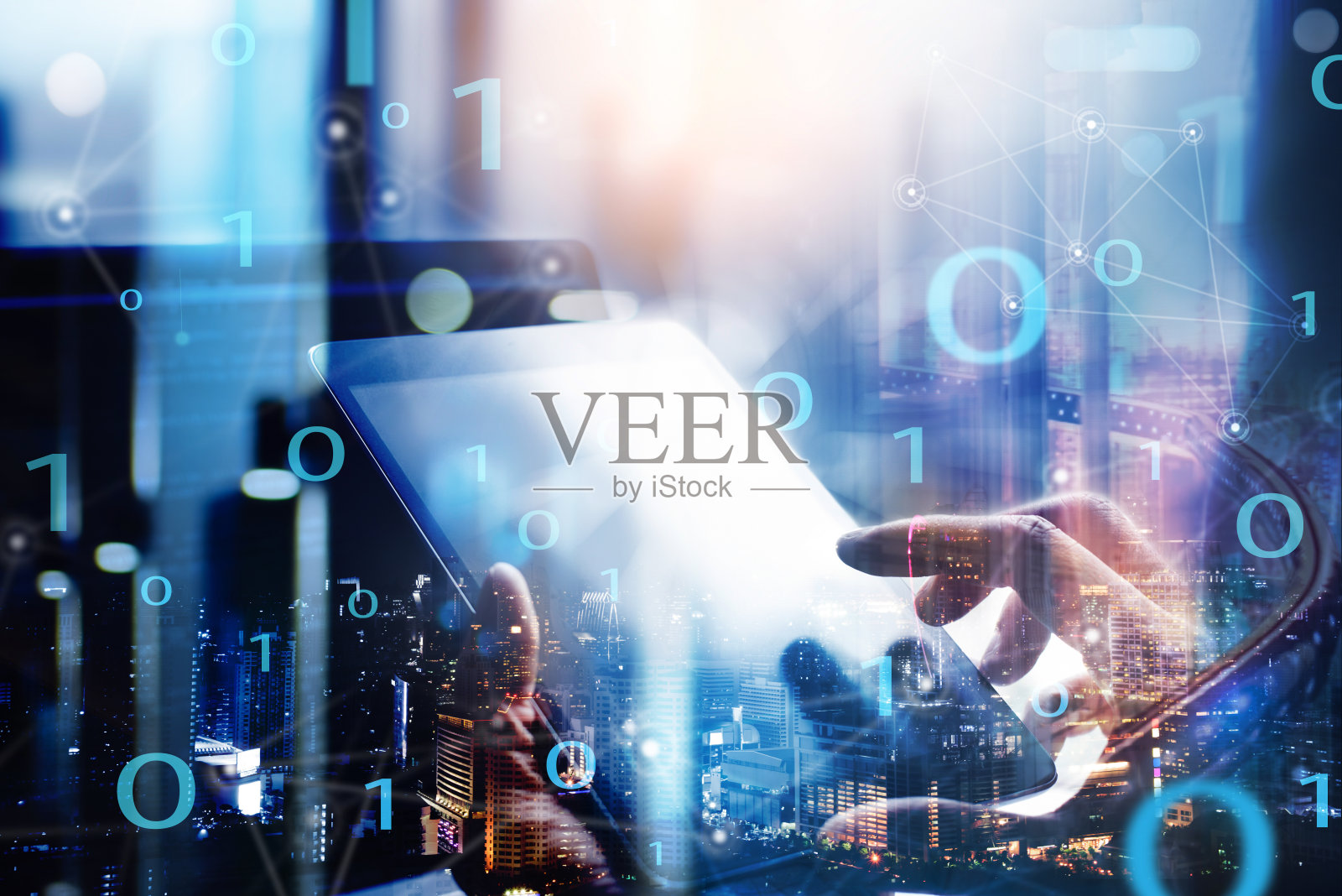 数字软件技术的发展和大数据、互联网的网络连接概念,Man程序员使用数字平板电脑和笔记本电脑用二进制代码,未来技术的数字背景照片摄影图片