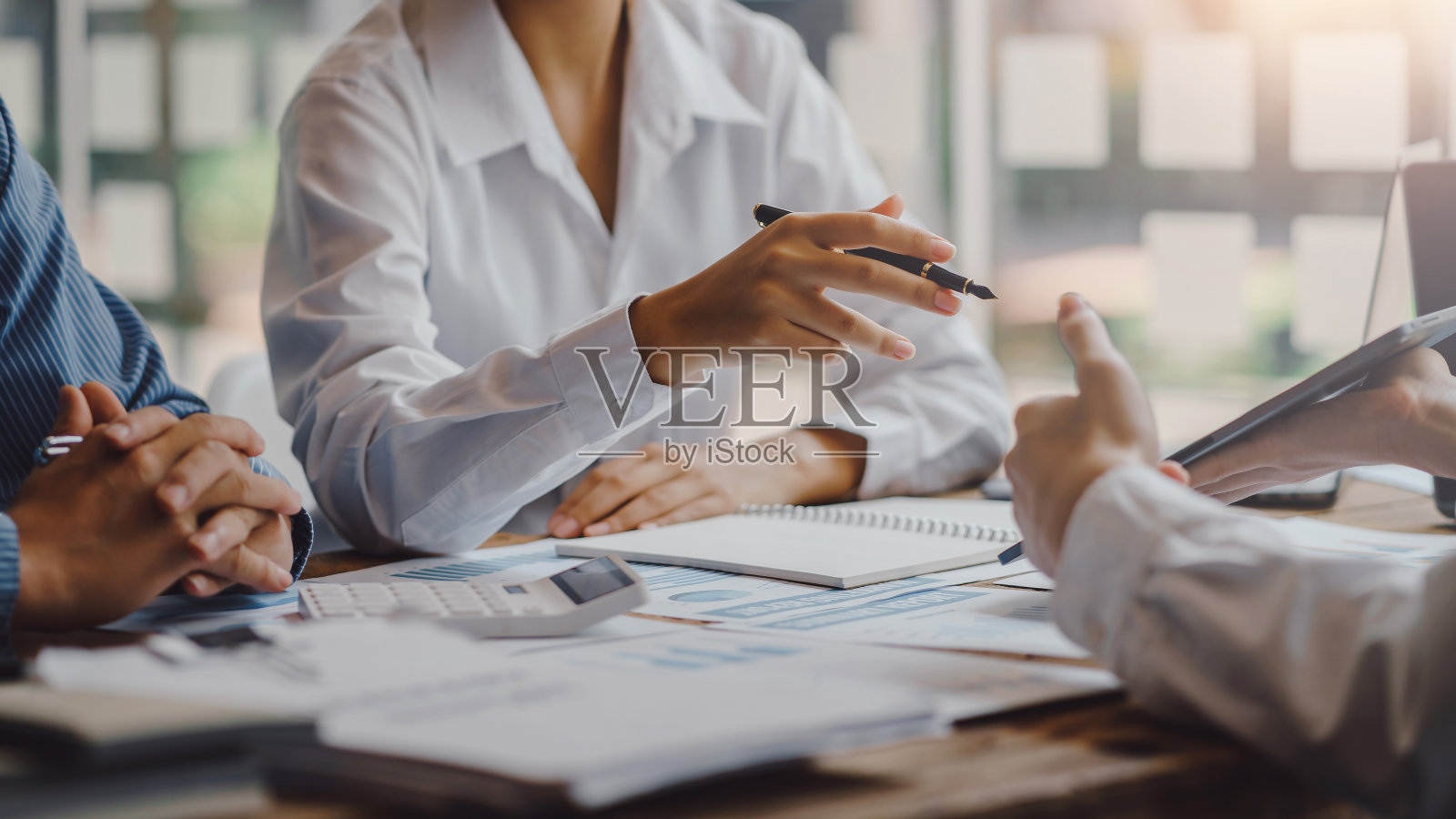 业务团队会议和展示业务结果,讨论和分析数据图表,财务和会计。业务性能的概念。照片摄影图片