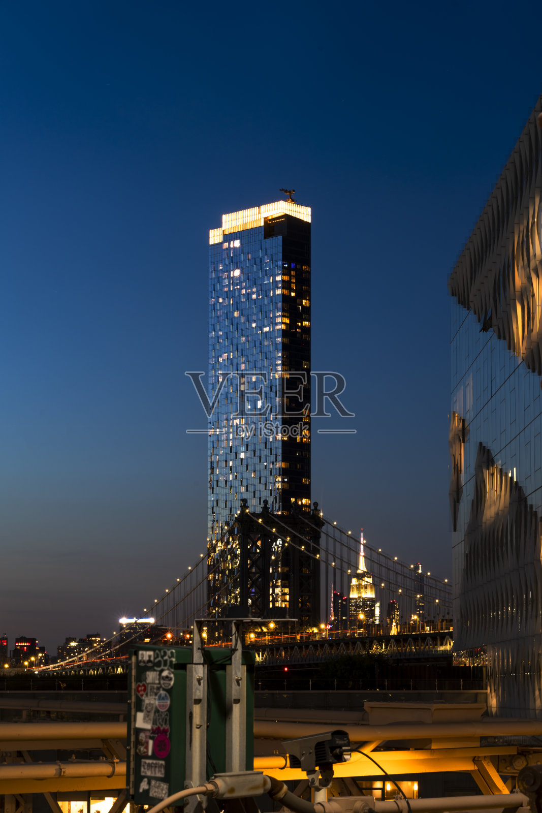 纽约曼哈顿的摩天大楼夜景照片摄影图片