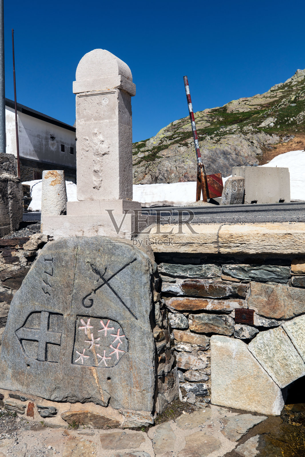 位于瑞士和意大利边境的圣伯纳德大山口照片摄影图片