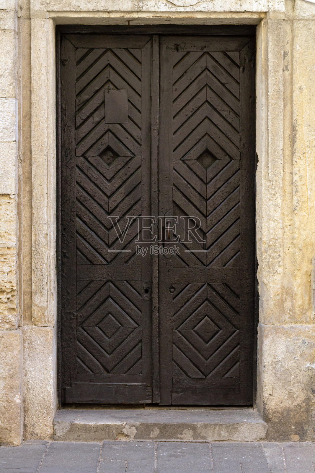 旧的木质暗黑色前门照片摄影图片