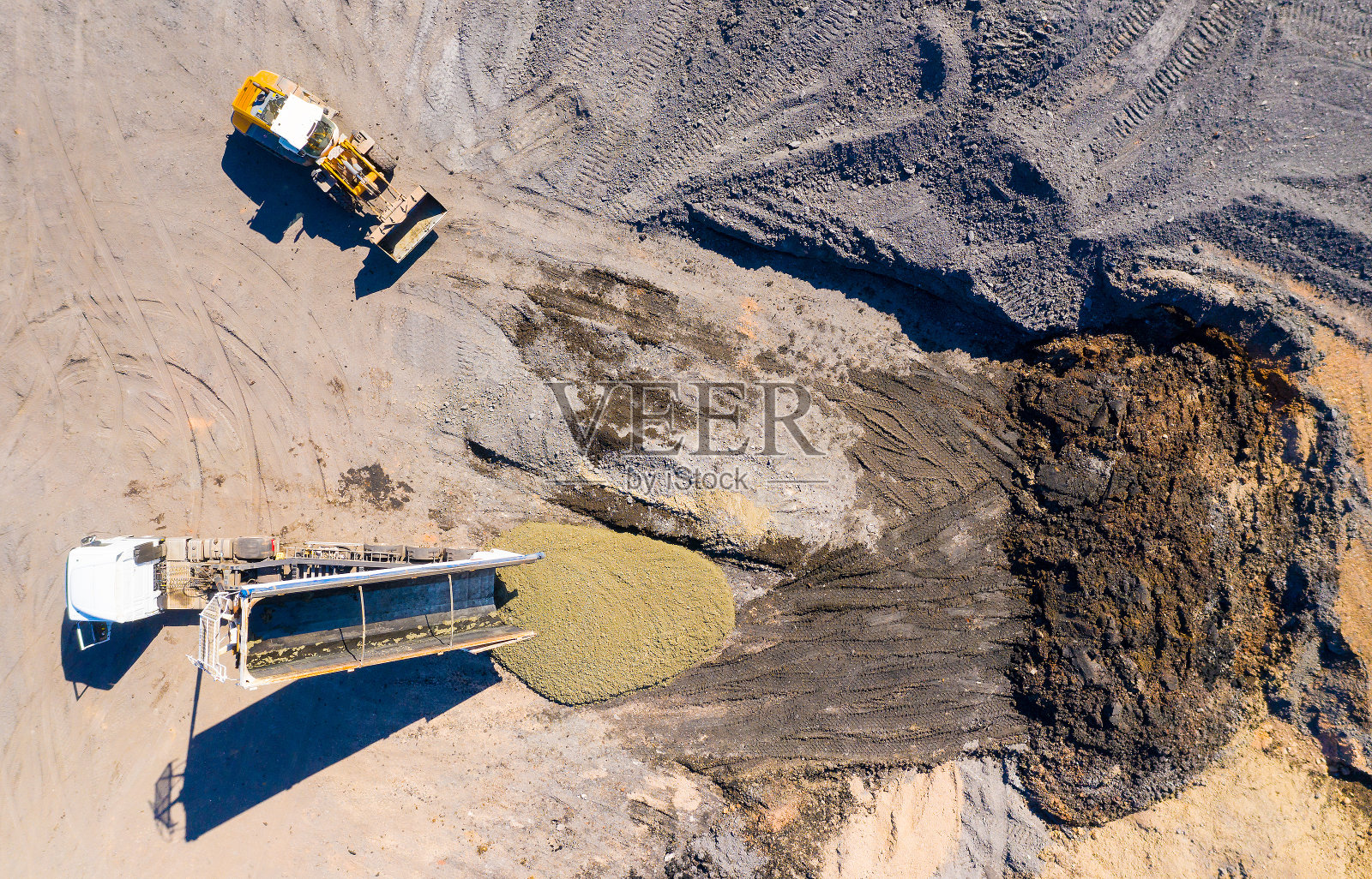 直升机上的煤矿。照片摄影图片