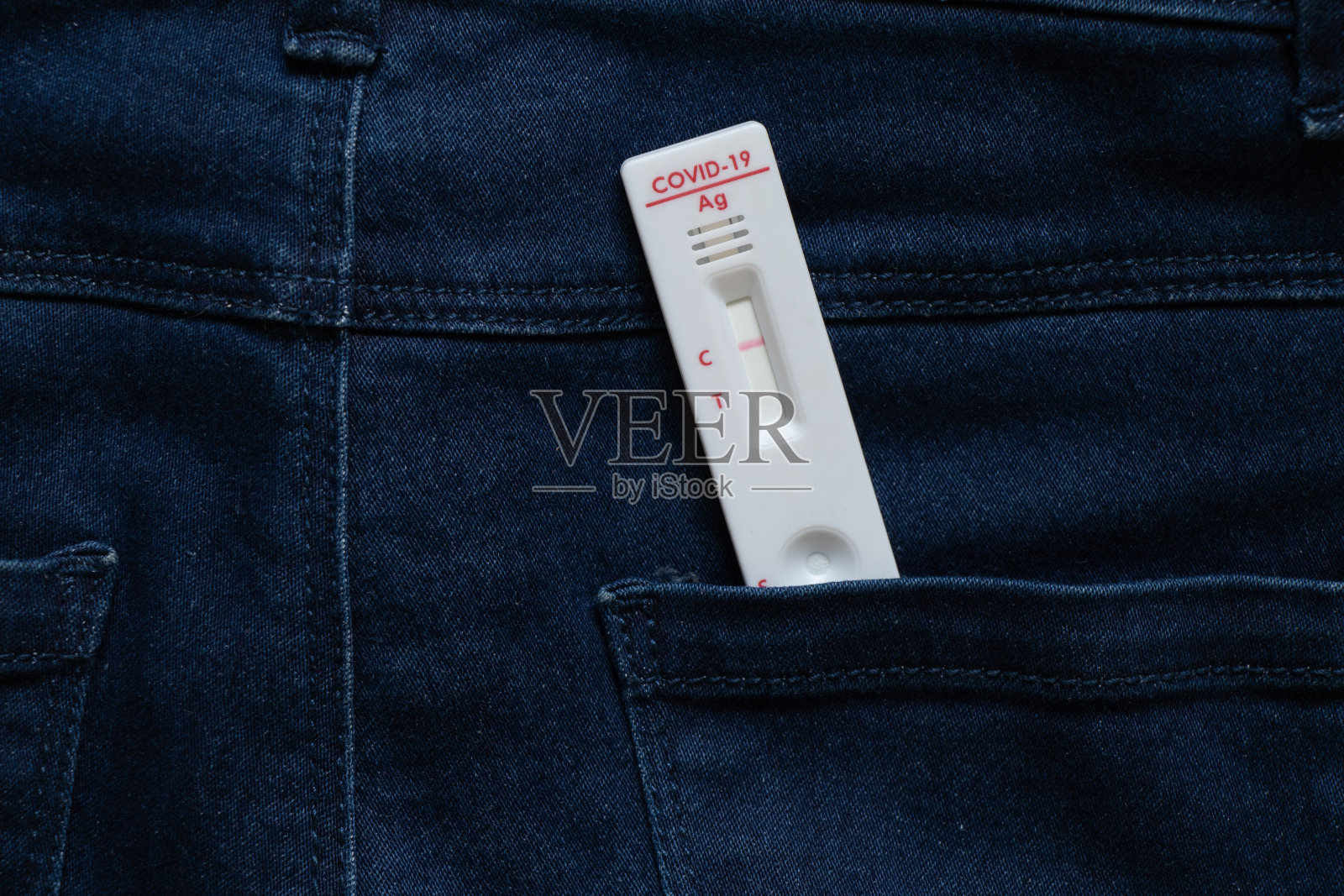 新冠病毒检测阴性的牛仔裤照片摄影图片