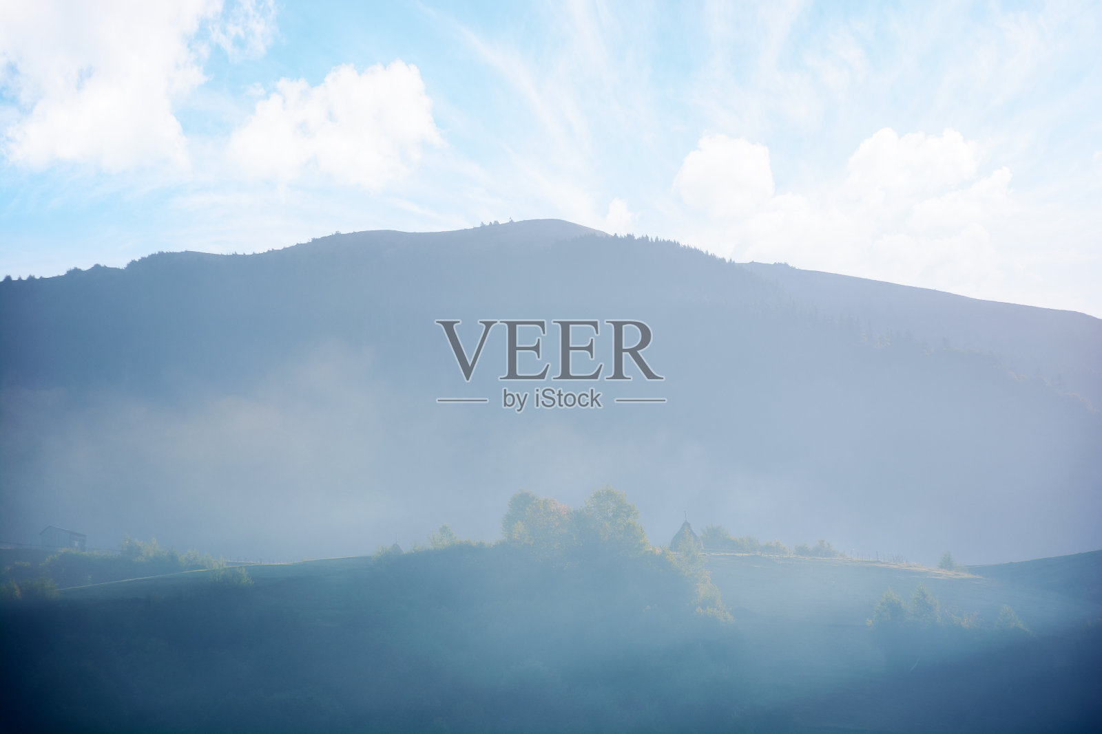 山间雾气缭绕照片摄影图片