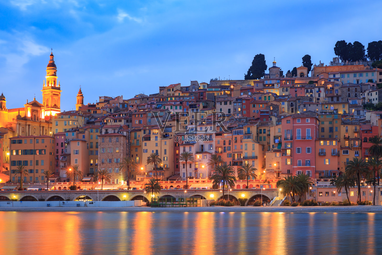 黄昏时分的芒通城市天际线照片摄影图片