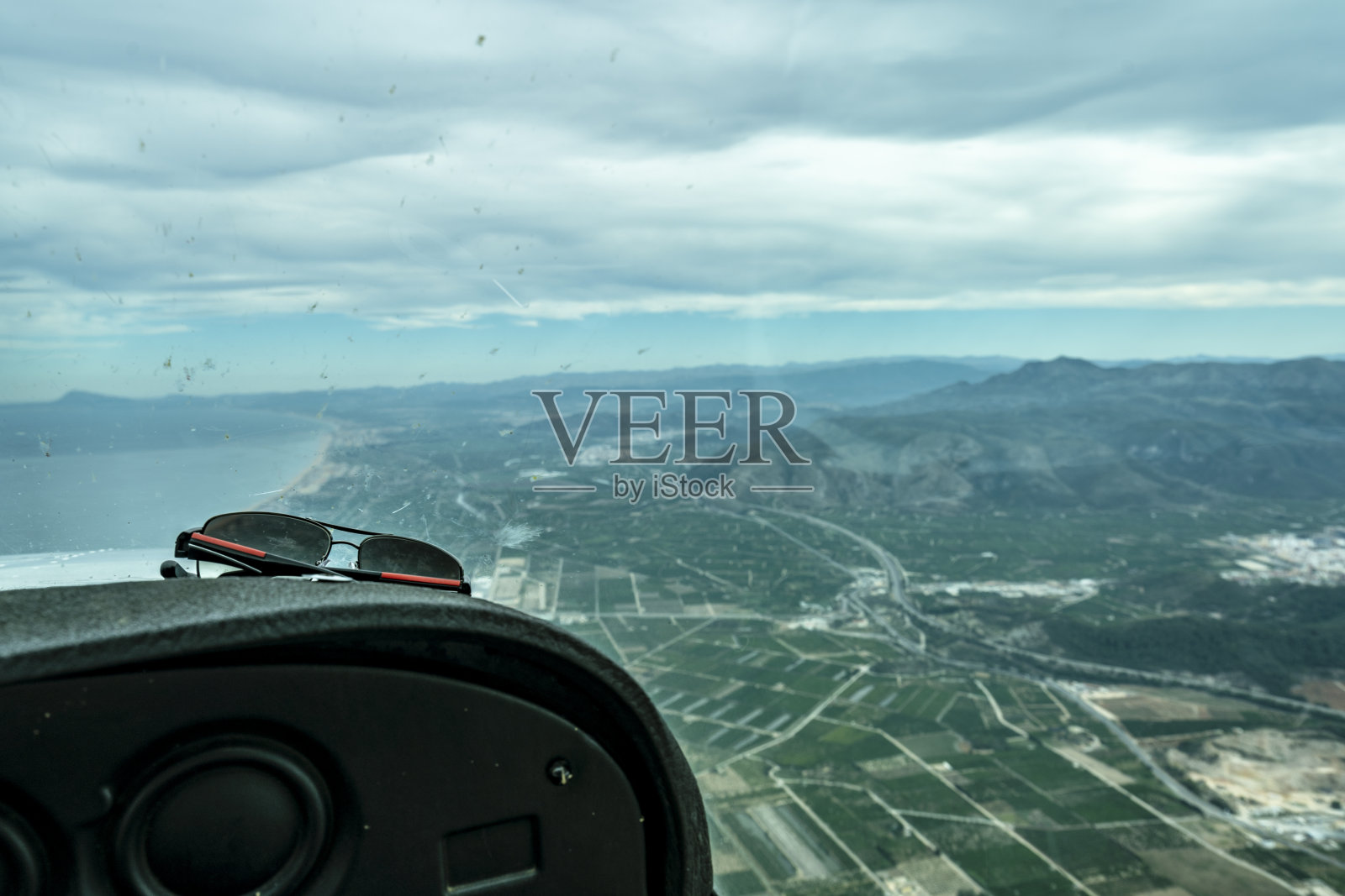 飞越地中海西班牙瓦伦西亚海岸。照片摄影图片