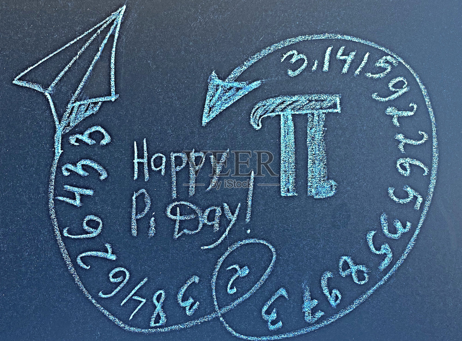 在黑板上用粉笔画出了圆周率。国际π日照片摄影图片