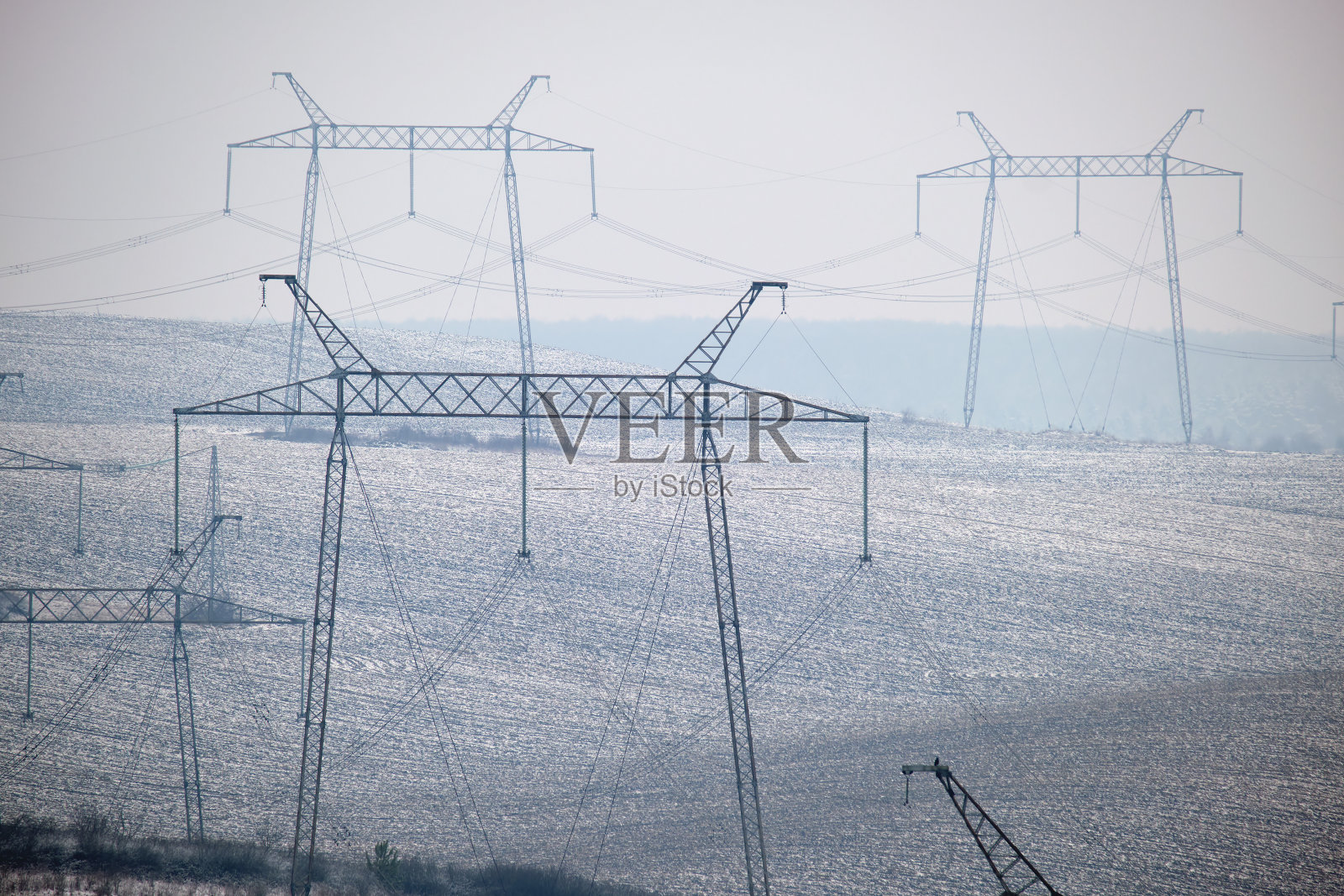 带高压电线的钢柱,通过电缆远距离输送电能照片摄影图片