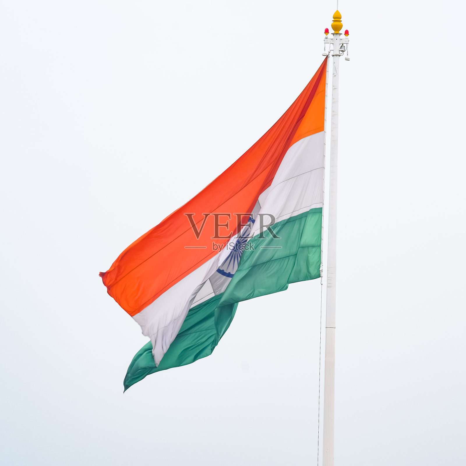 蓝天下,印度国旗高高飘扬在康诺特广场,印度国旗飘扬,印度独立日和印度共和国日,印度国旗倾斜拍摄,挥舞着印度国旗,哈尔加尔蒂兰加照片摄影图片