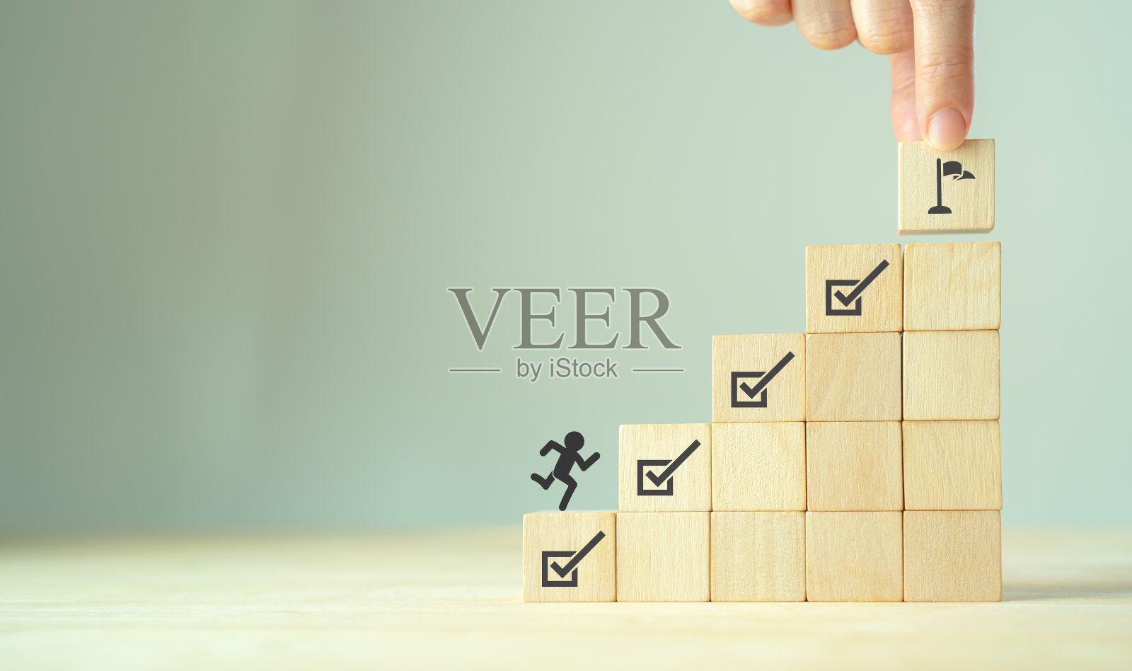 公司监管和遵从性。目标、成就和商业成功。项目和目标跟踪。任务完成。管理项目的时间表。木制立方体与目标成就图标。照片摄影图片