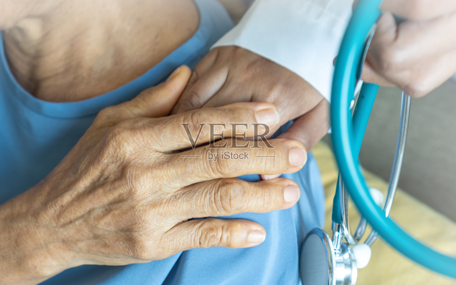 护理员带着快乐的老人到户外摩天大楼楼顶的城市安宁疗养院安慰老年病人。女儿照顾年迈的父亲,家庭支持的理念。照片摄影图片