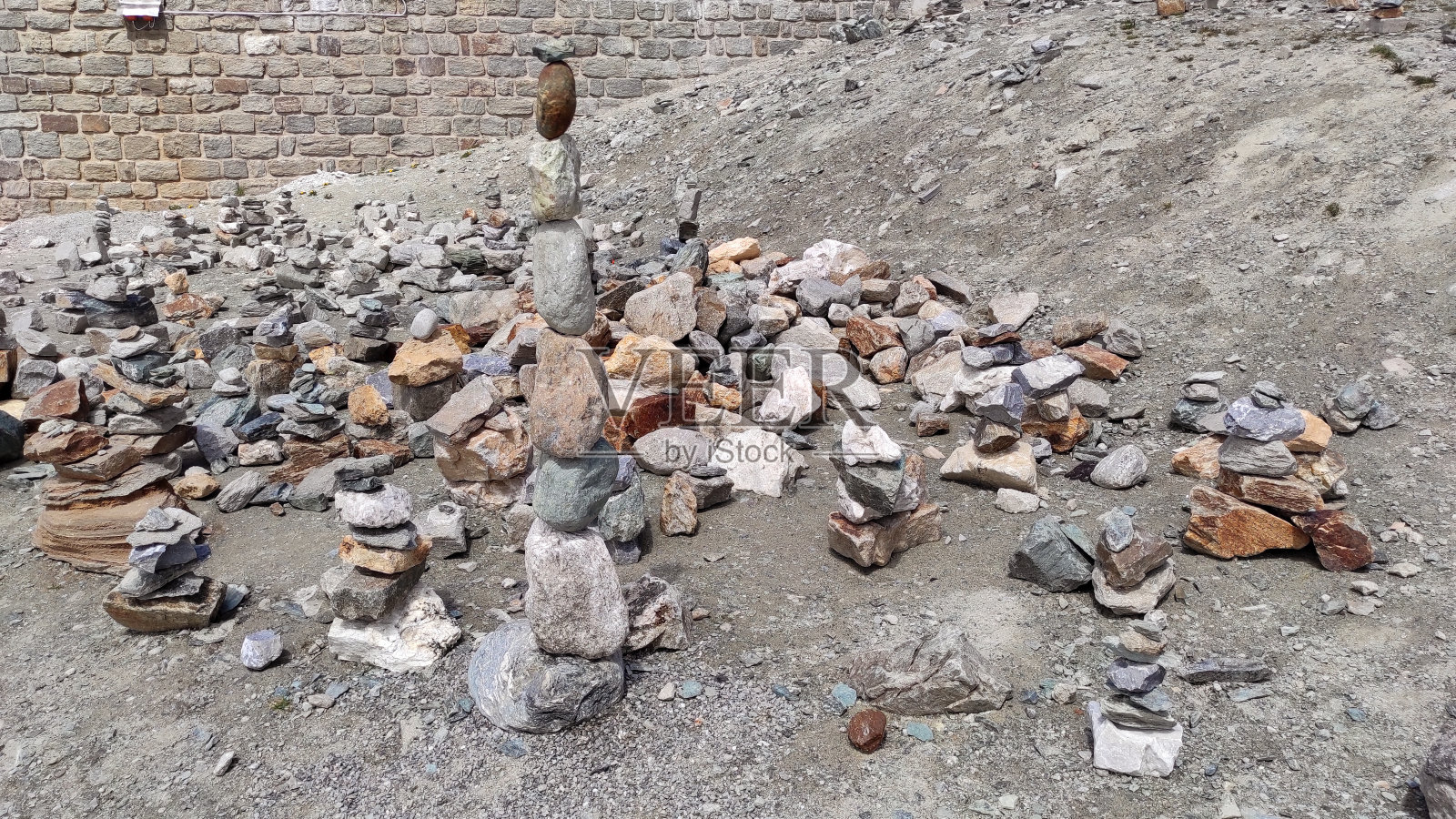 山顶上的一堆石头。成堆的岩石,石头和山。平衡石金字塔或堆叠石或山石塔。石头被用来打坐。代表禅宗精神。照片摄影图片