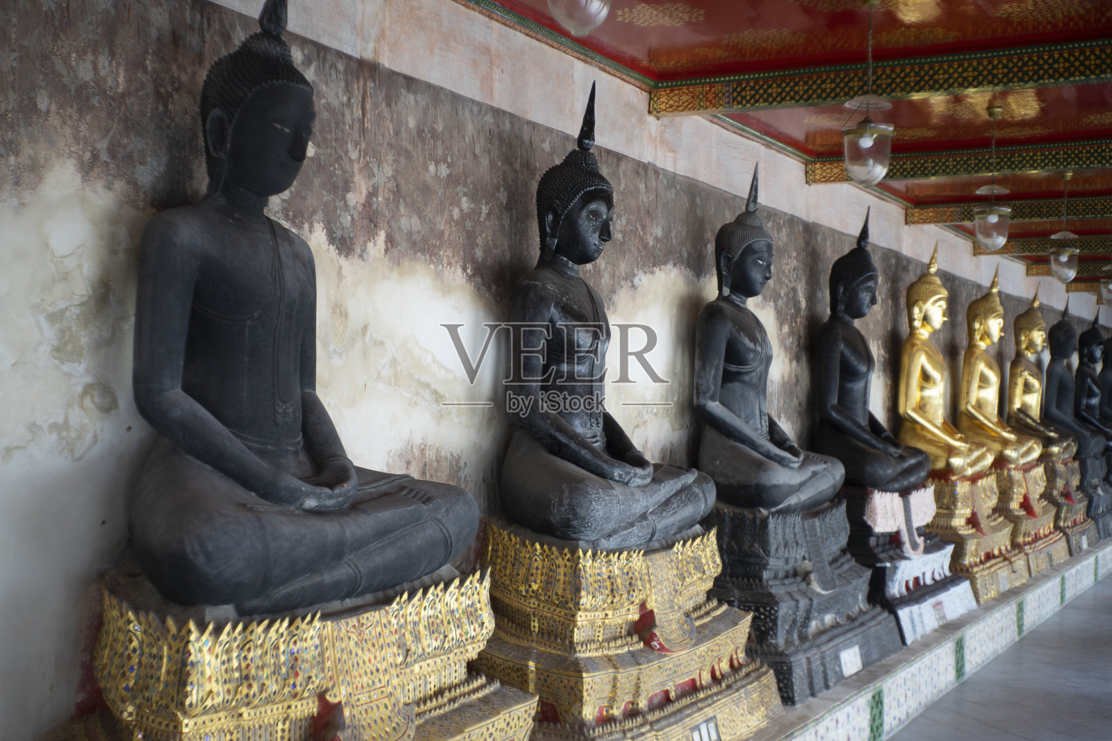 素贴瓦兰寺的黑佛是泰国曼谷的一座佛教寺庙。照片摄影图片