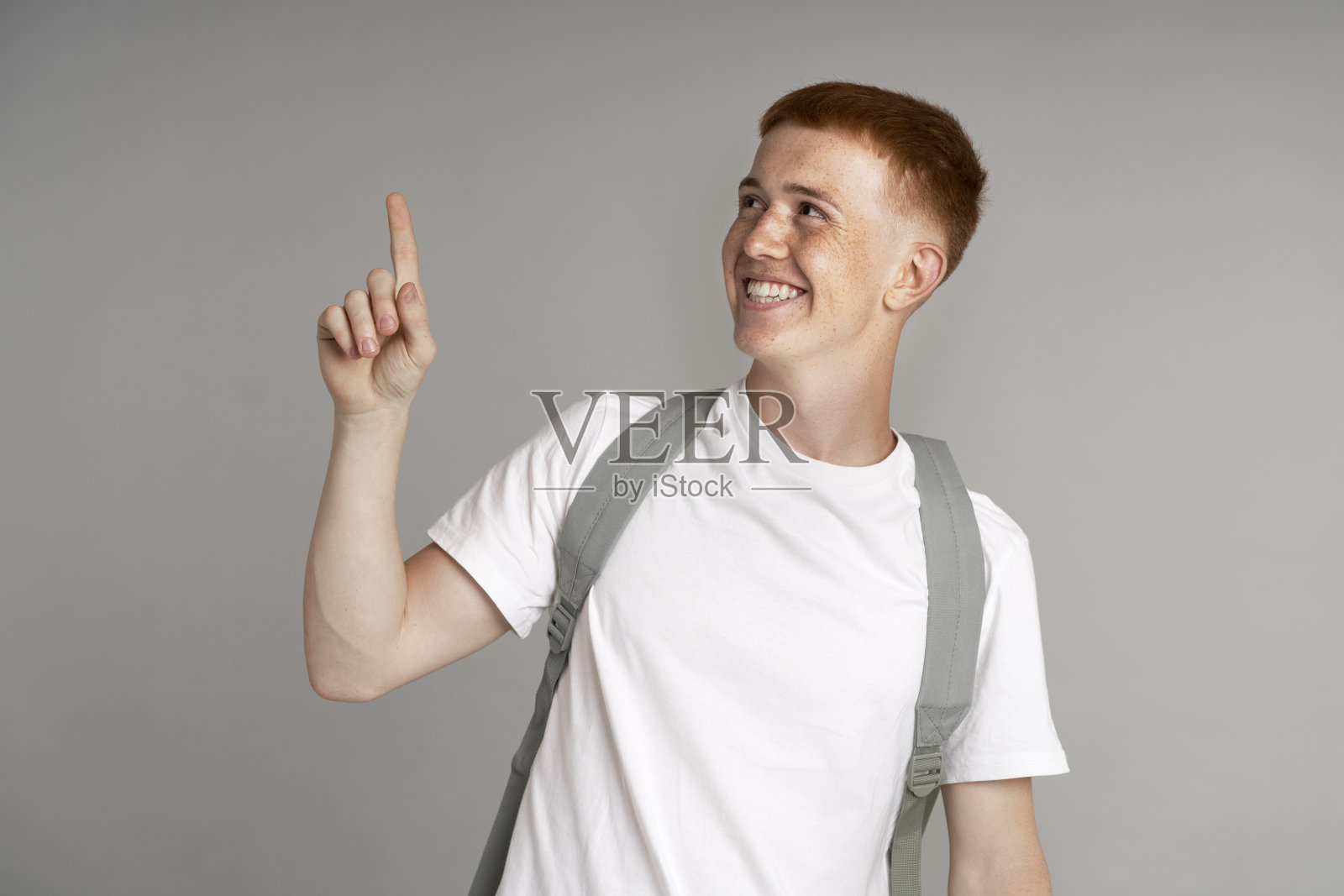 年轻的白人姜男孩显示在空白的拷贝空间照片摄影图片