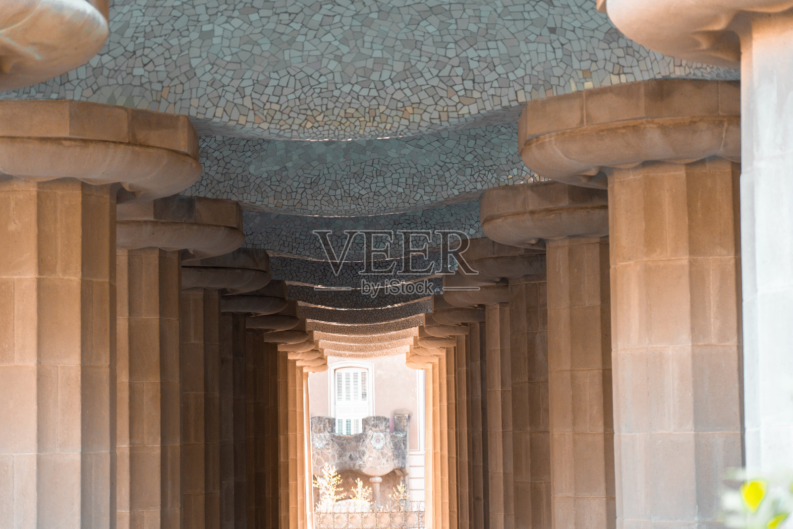 奎尔公园的柱子和天花板设计得细致入微照片摄影图片