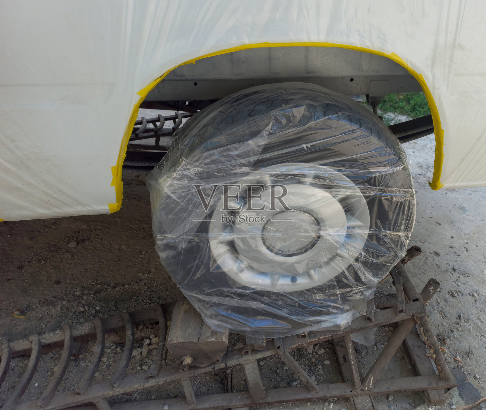 喷漆车:用箔纸覆盖的准备喷漆的汽车照片摄影图片