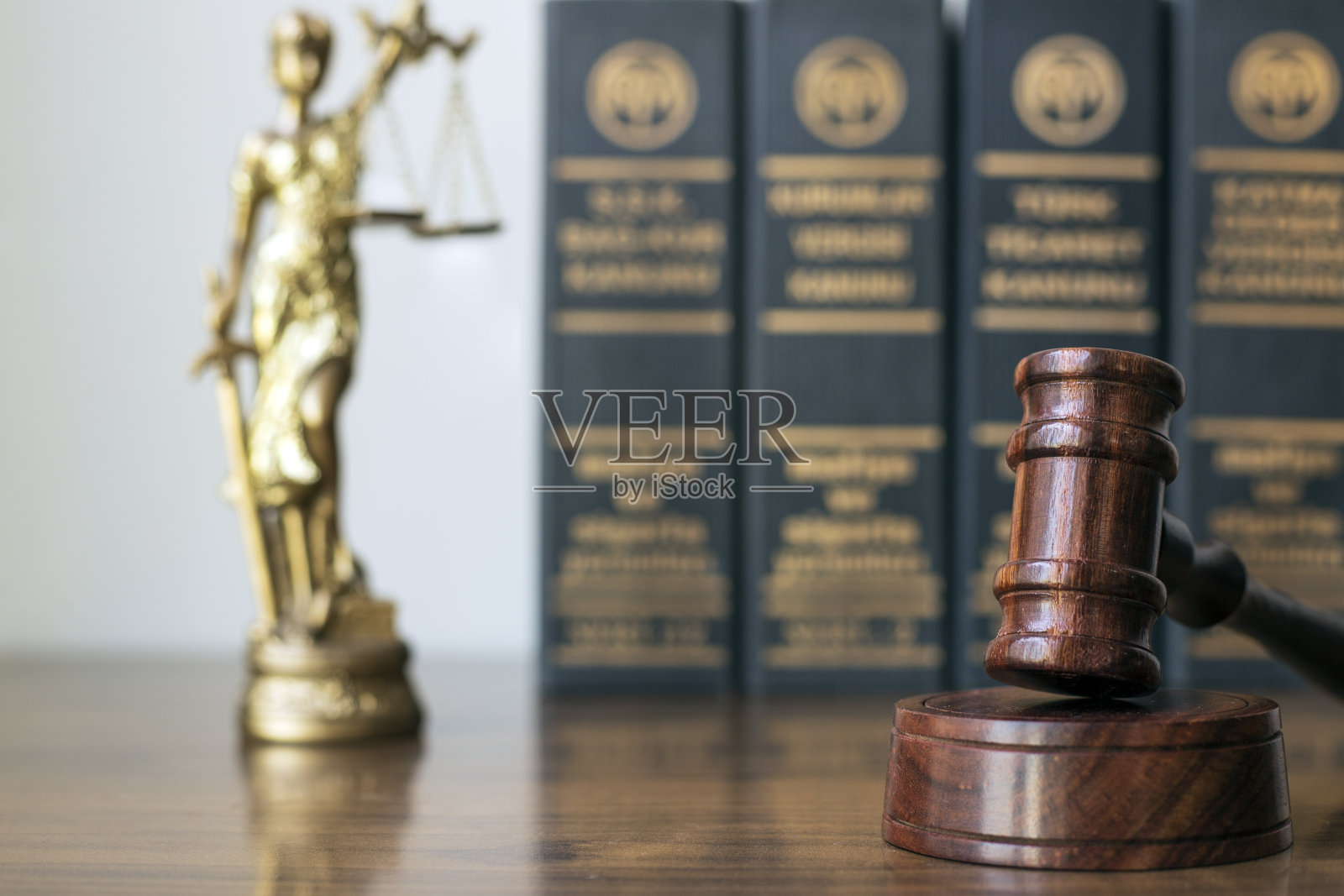 木桌上的法官 gavel,律师事务所概念。照片摄影图片