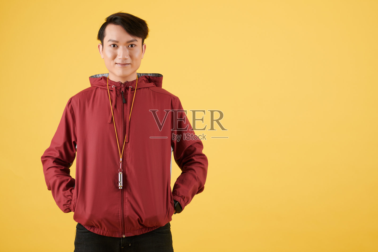 脖子上有哨子的教练照片摄影图片