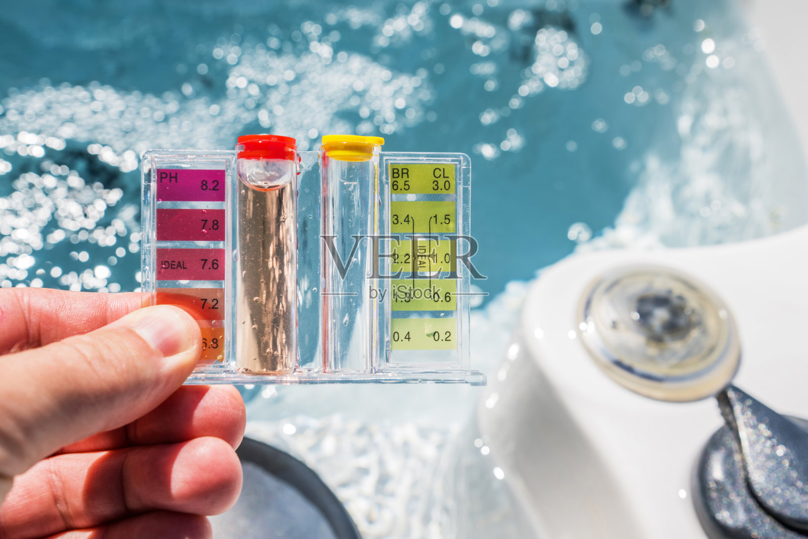 使用化学检测试剂盒检测热水浴缸水质。照片摄影图片