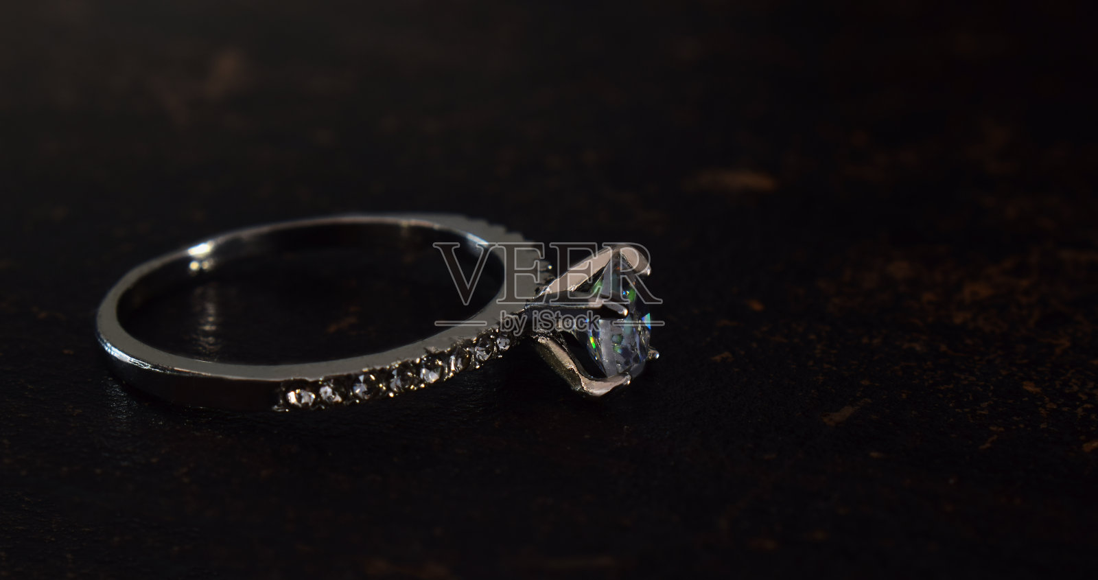 钻石是珍贵的,昂贵的和稀有的。用于制造珠宝照片摄影图片