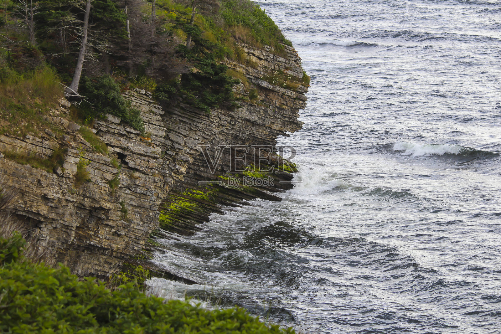 在Gaspé, QC,加拿大的海滩,石头和海浪照片摄影图片