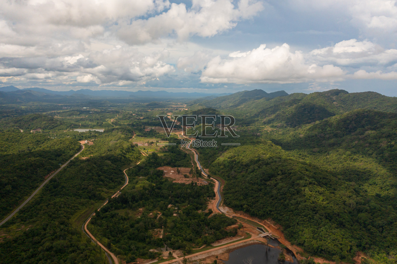 鸟瞰山脉和峡谷,翠绿的树叶,热带植物和树木。斯里兰卡。照片摄影图片