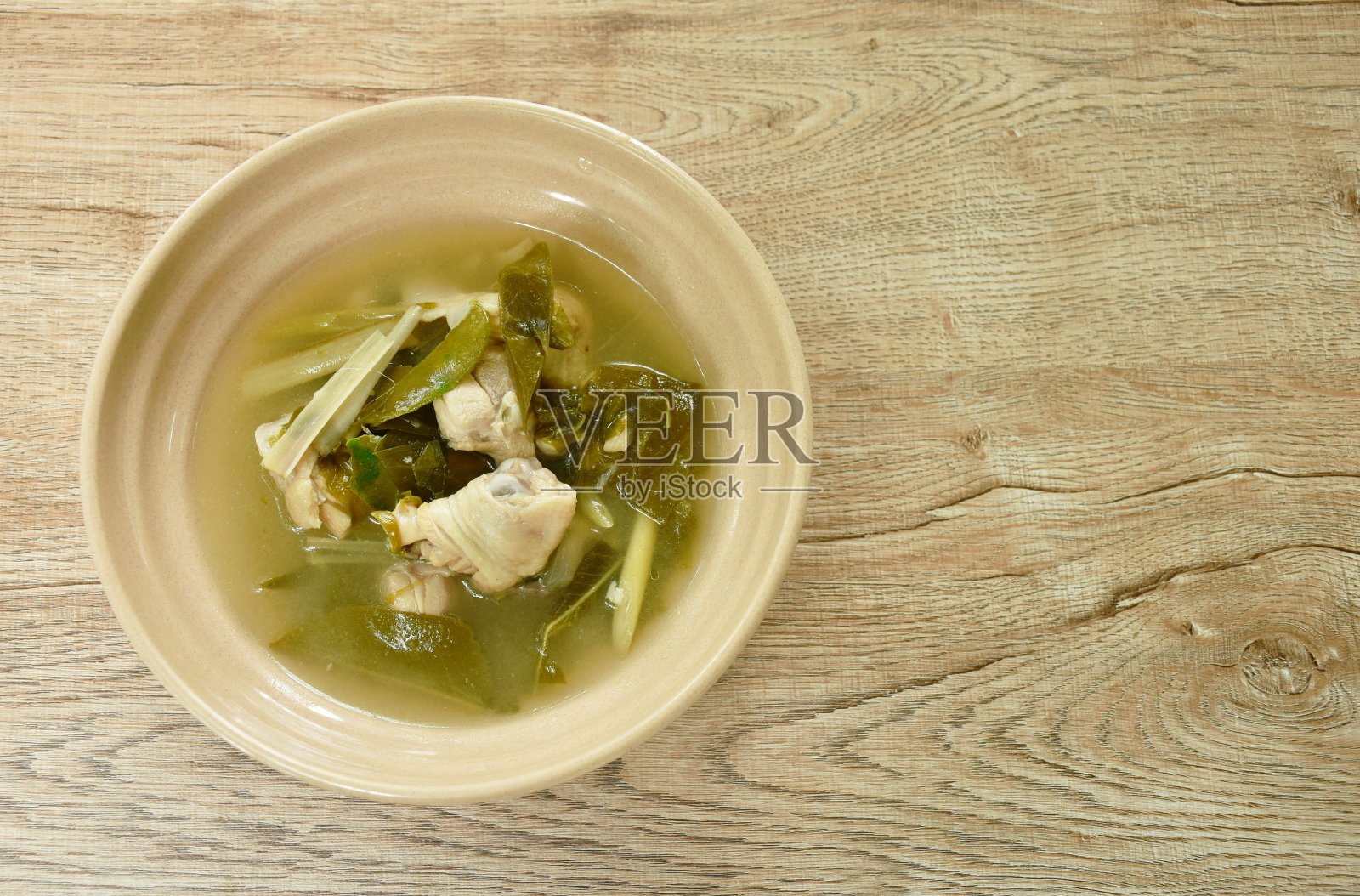 牛蒡叶冬阴汤煮鸡骨照片摄影图片