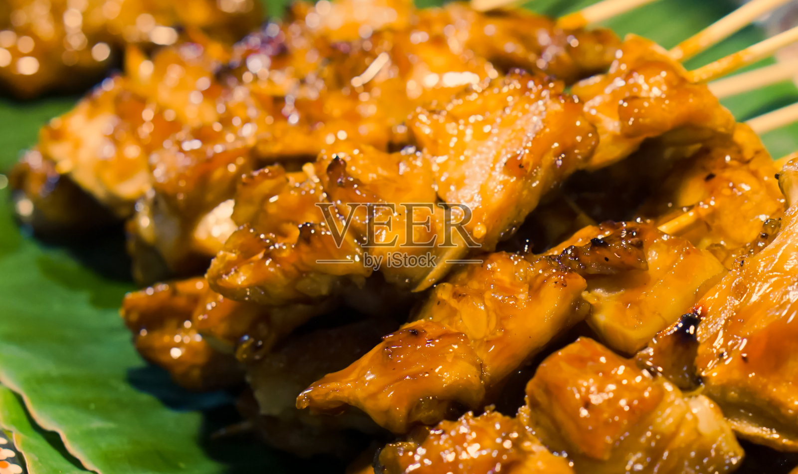 用青香蕉叶烤鸡照片摄影图片