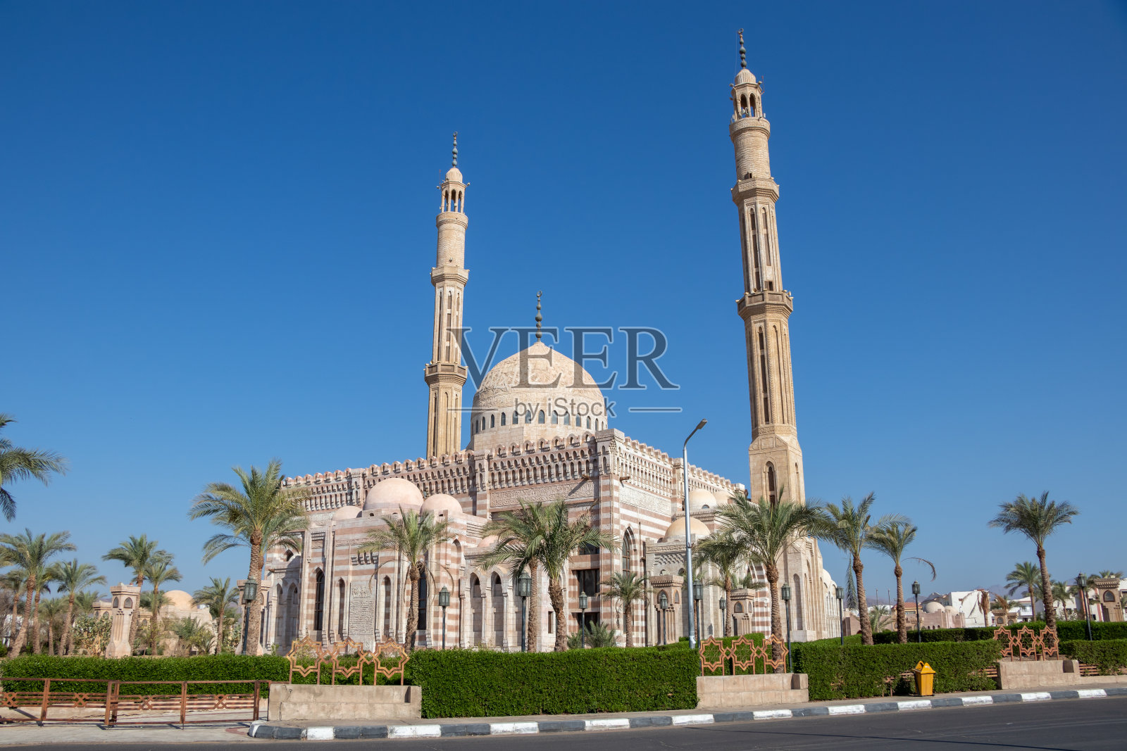 穆斯塔法大清真寺位于沙姆沙伊赫,是奥斯曼帝国的一座清真寺,有两个尖塔。照片摄影图片