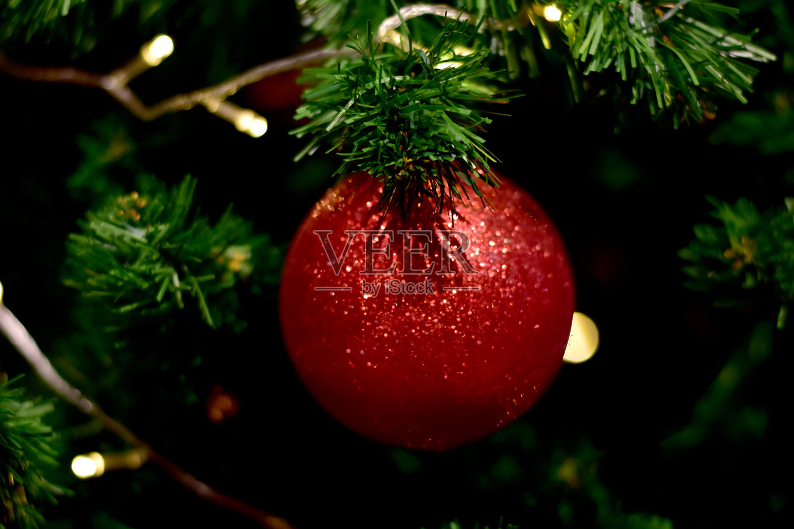 特写的圣诞树上的圣诞球与散景美丽的背景设计和装饰,新年的概念,选择性的焦点。照片摄影图片