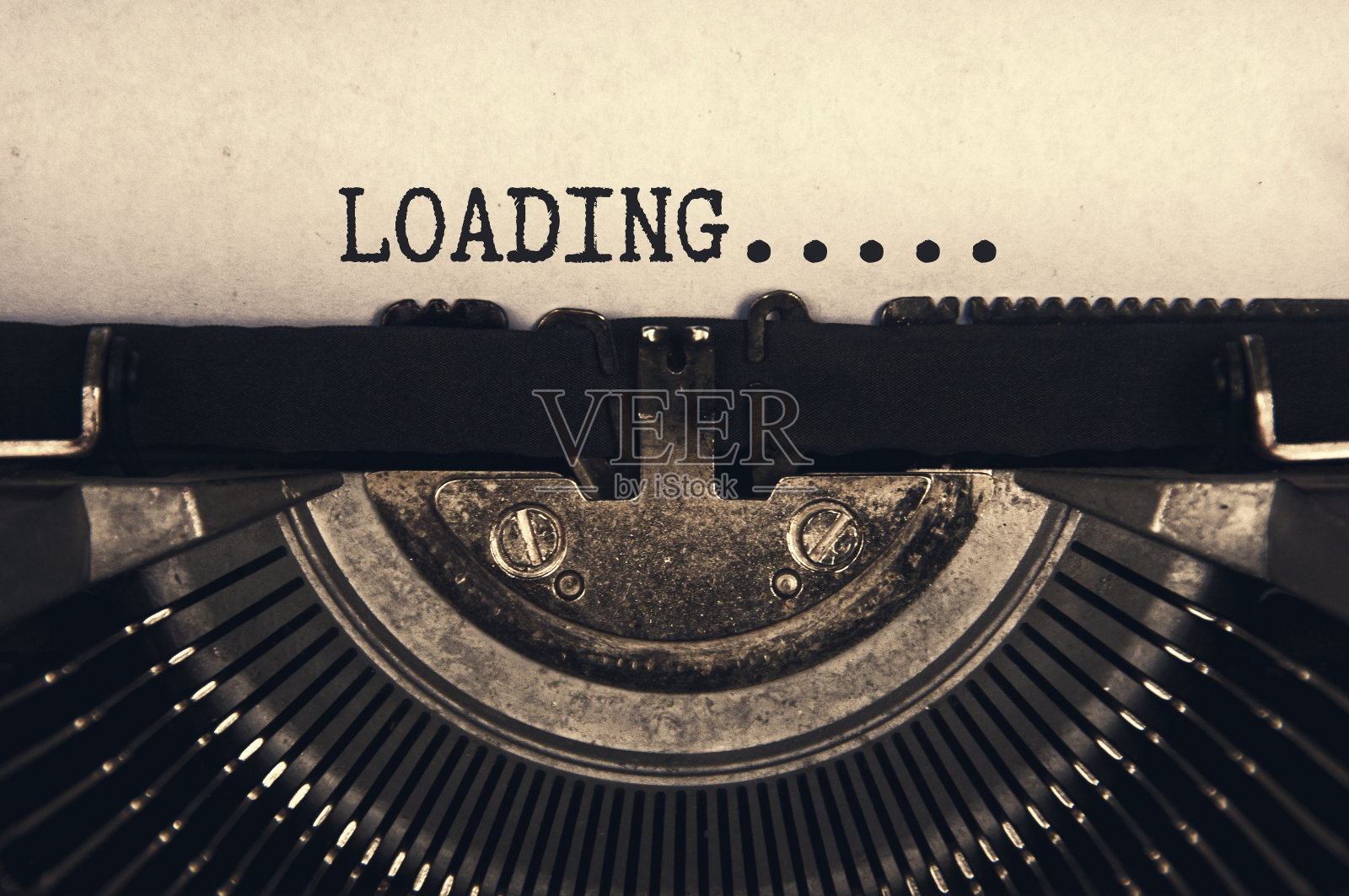 在一台老式的黑白打字机上输入文字照片摄影图片