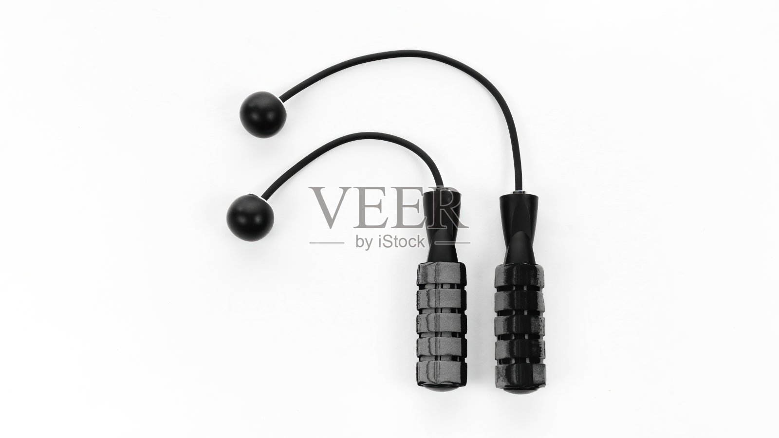 无绳跳绳孤立在白色背景。无绳跳绳封闭与拷贝空间。适用于家庭和健身房健身的现代运动配件。照片摄影图片