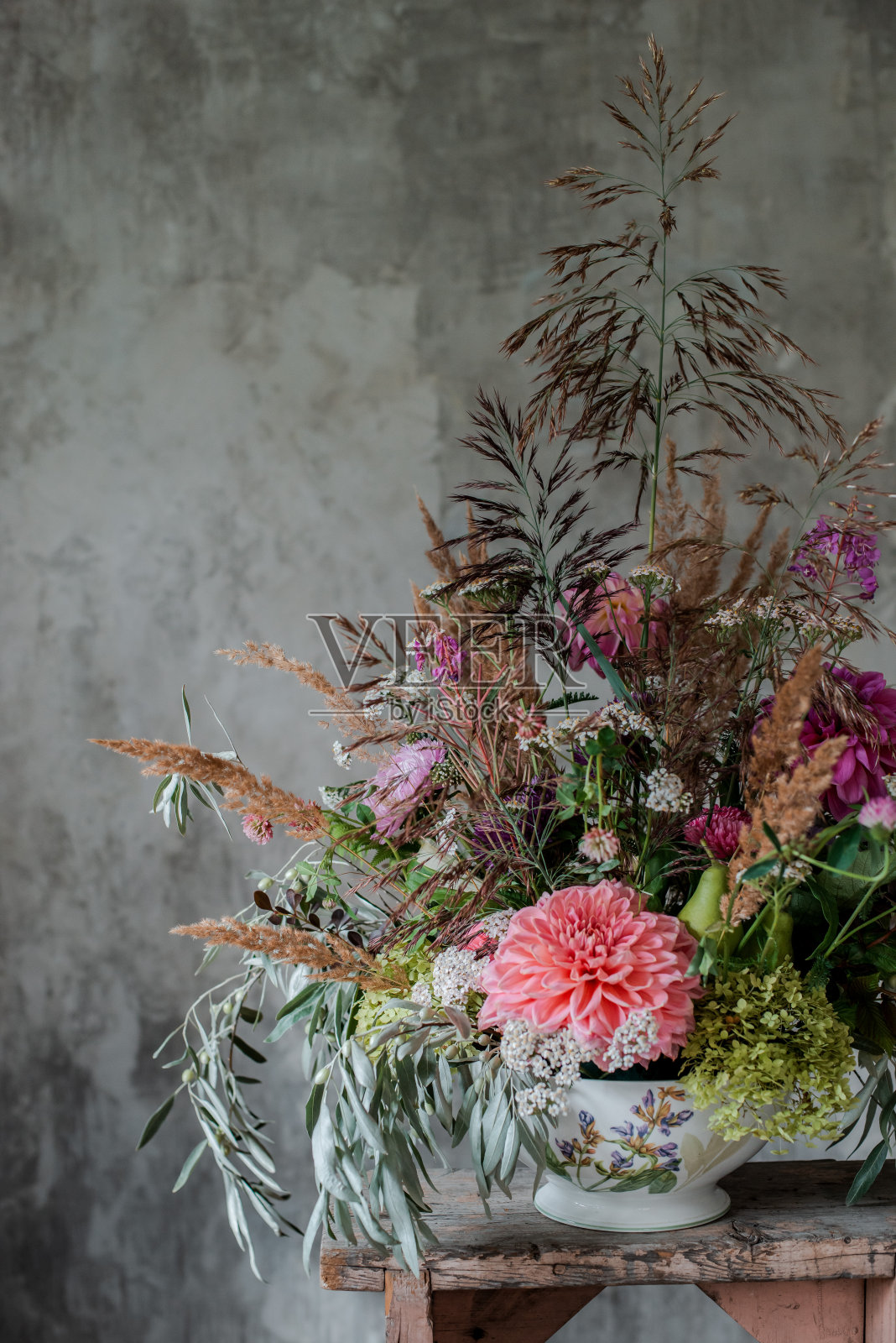 大花束在桌面花店的背景上的混凝土墙照片摄影图片