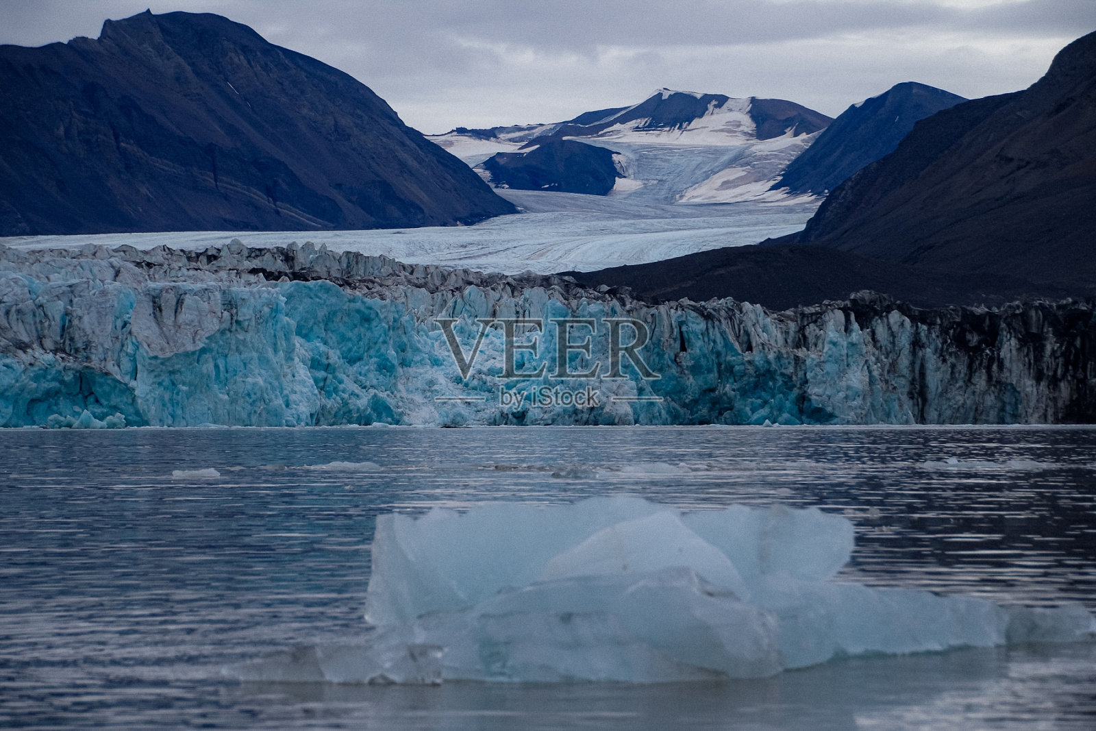 气候变化的影响:挪威斯瓦尔巴群岛圣约翰斯峡湾的冰川崩解和冰川融化(2022年夏季,北纬78度以北)照片摄影图片