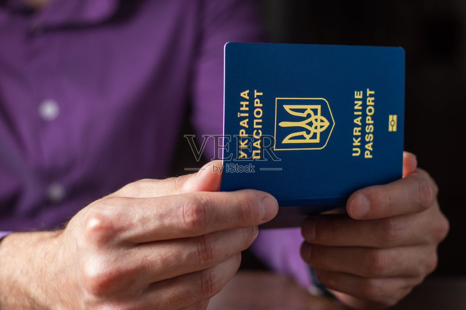 新的乌克兰蓝色生物识别护照,手上有识别芯片照片摄影图片
