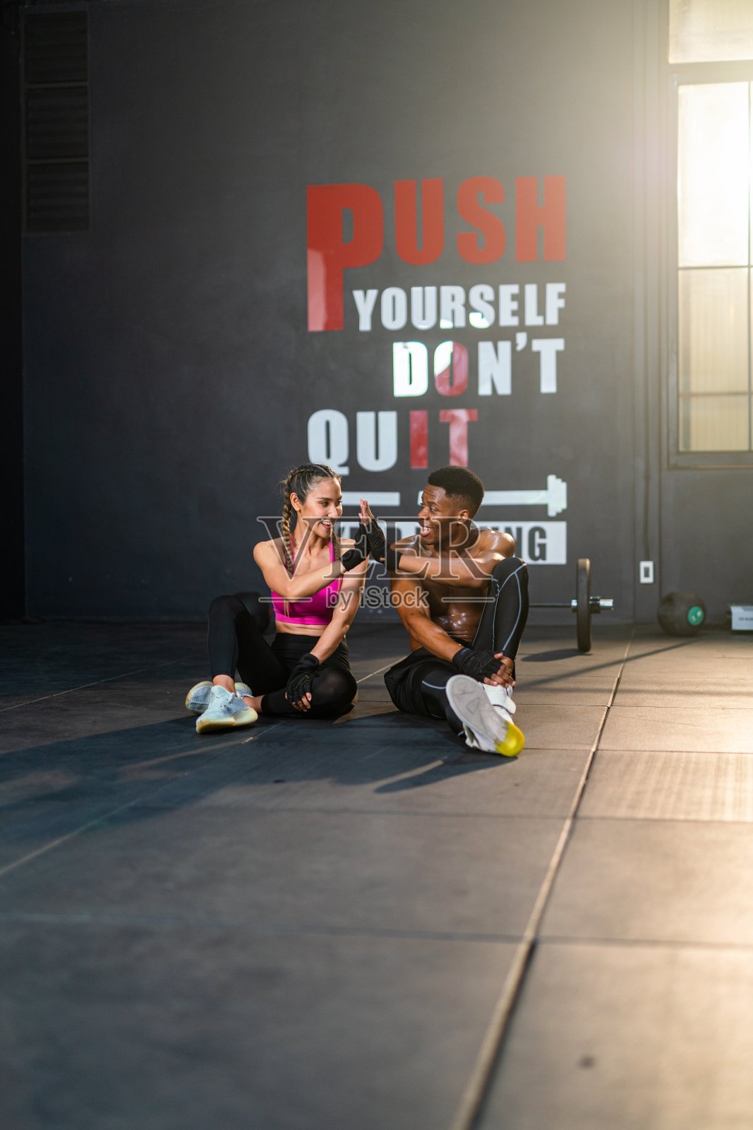 健身学员的两个朋友在健身课结束后坐在一起聊天照片摄影图片