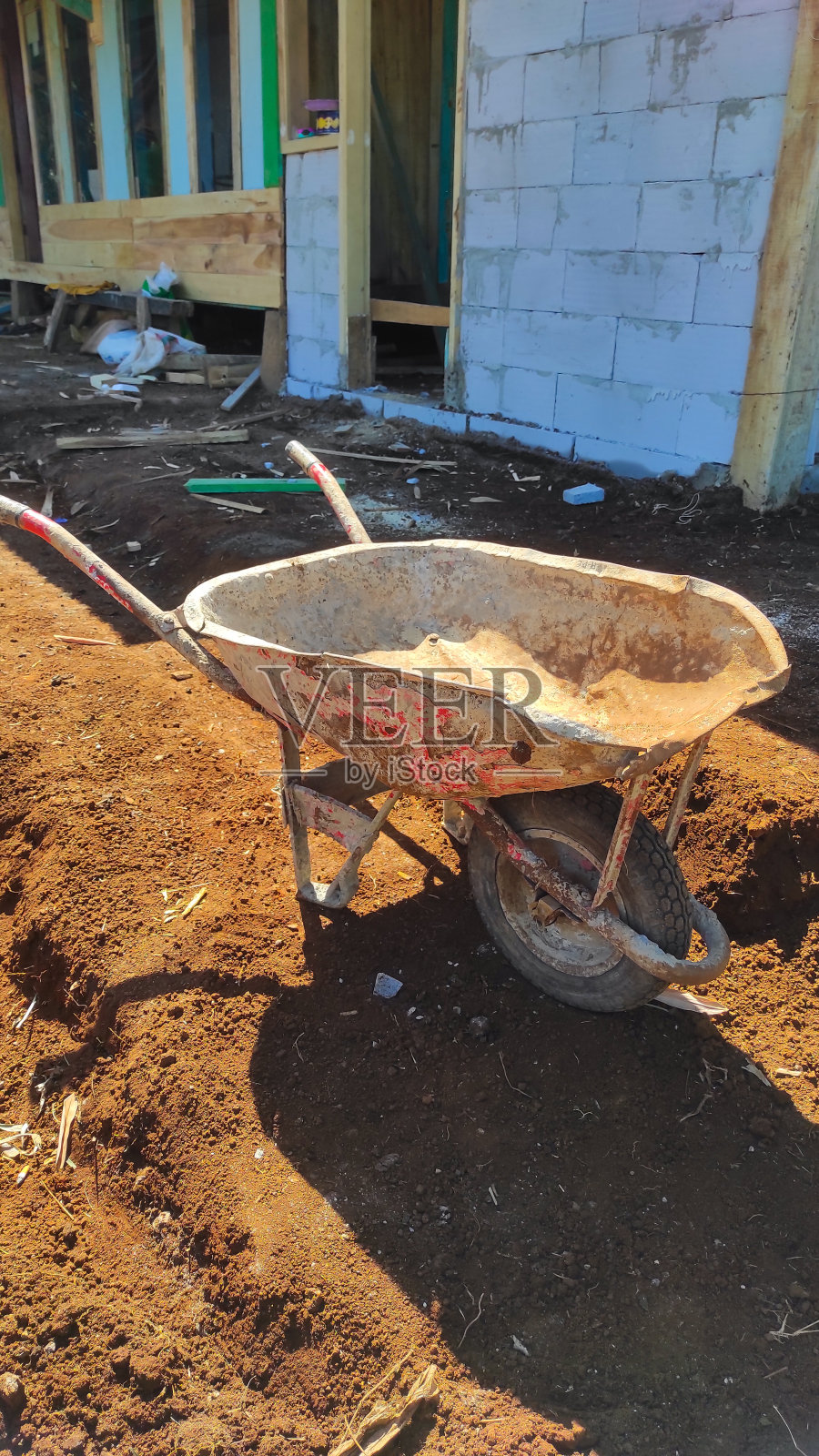 地面上的一辆小推车——库存照片照片摄影图片