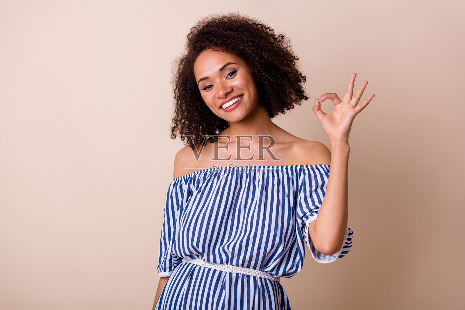 华丽的积极的女士的手指的照片证明ok符号孤立的米色背景照片摄影图片