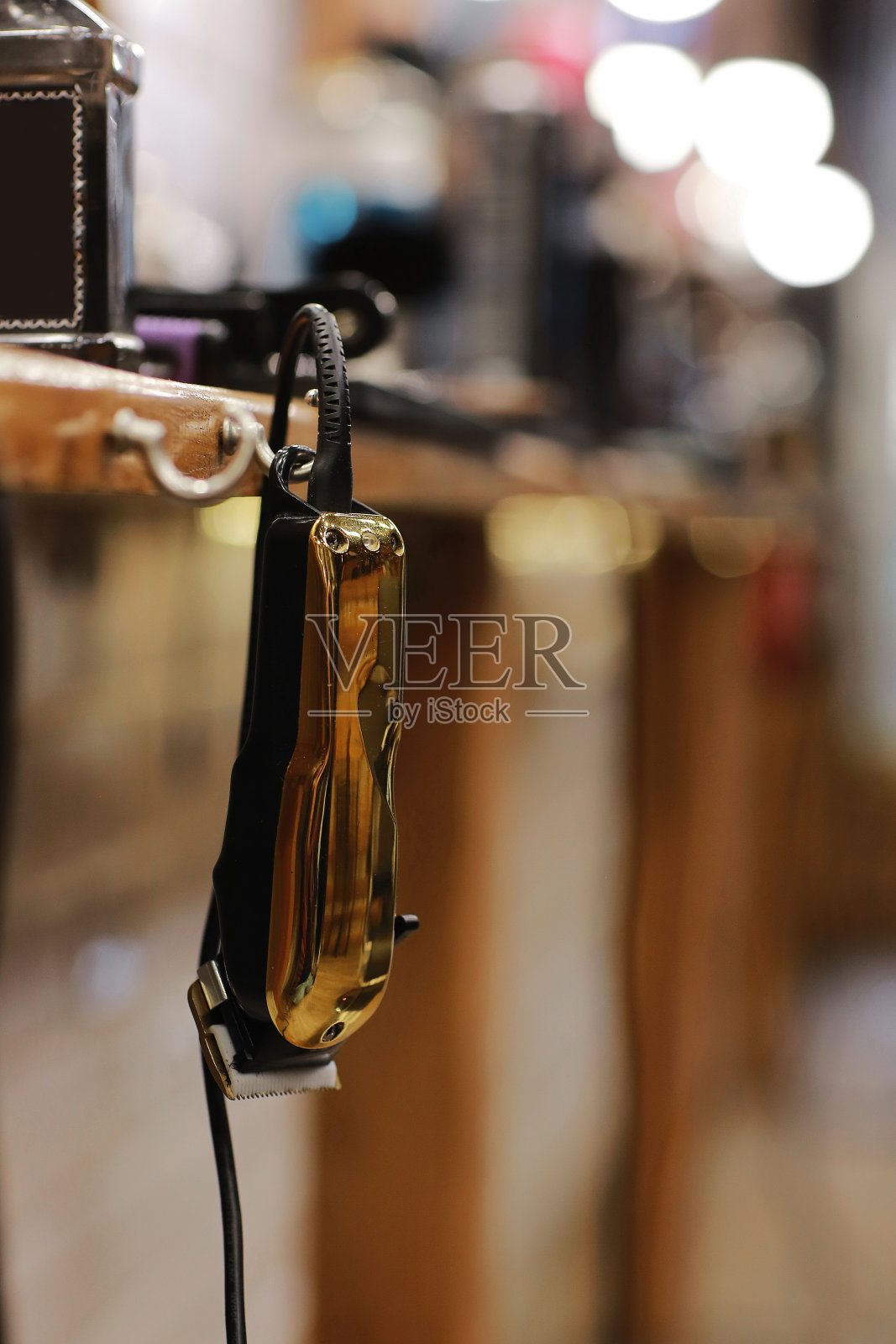 理发店里的金发剪。专业理发师电动修剪男人理发。理发师沙龙设备。高级美容配件。黑色电动剃须刀照片摄影图片