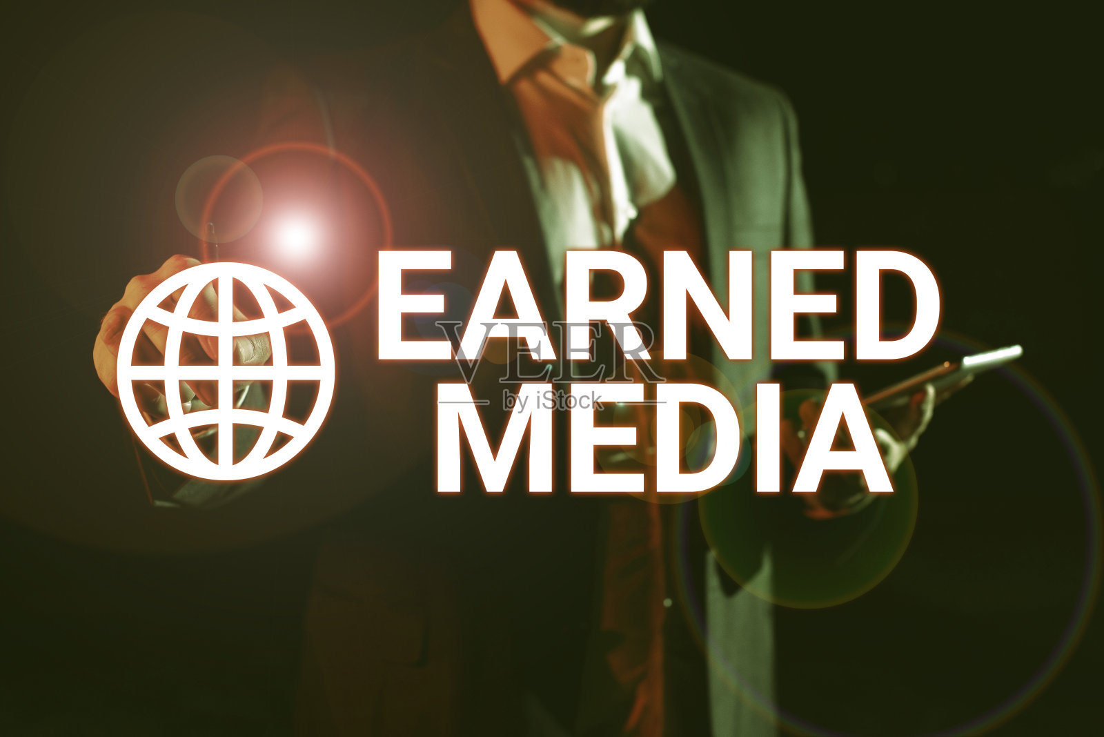 手写文本赚取媒体。概念意义多媒体商人手持平板,用笔在重要信息上进行宣传。照片摄影图片