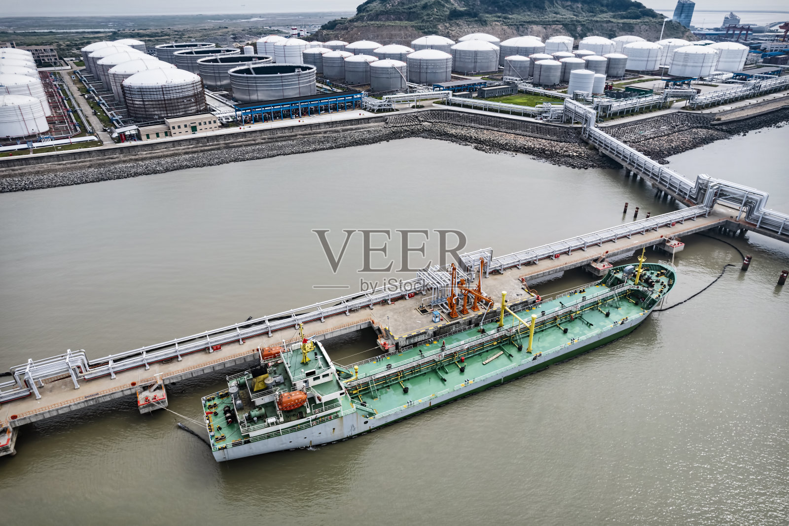 油码头的油轮照片摄影图片