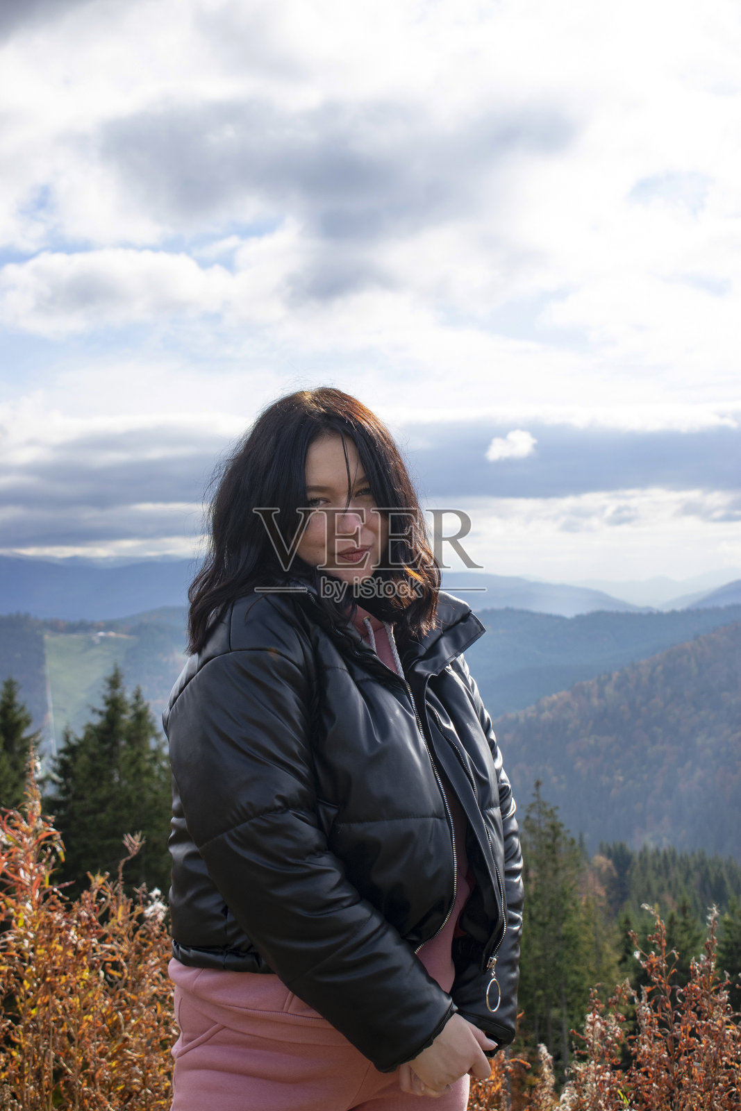 特写肖像年轻美丽的女人。照片摄影图片