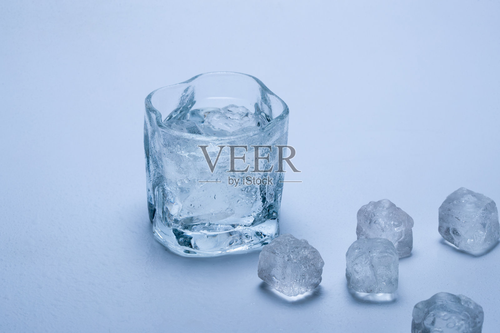 一杯加冰块的水照片摄影图片