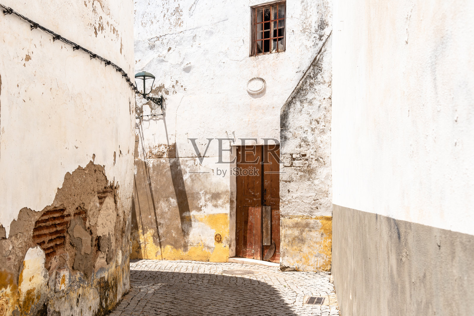 葡萄牙埃尔瓦斯,狭窄的街道上白色的房屋照片摄影图片