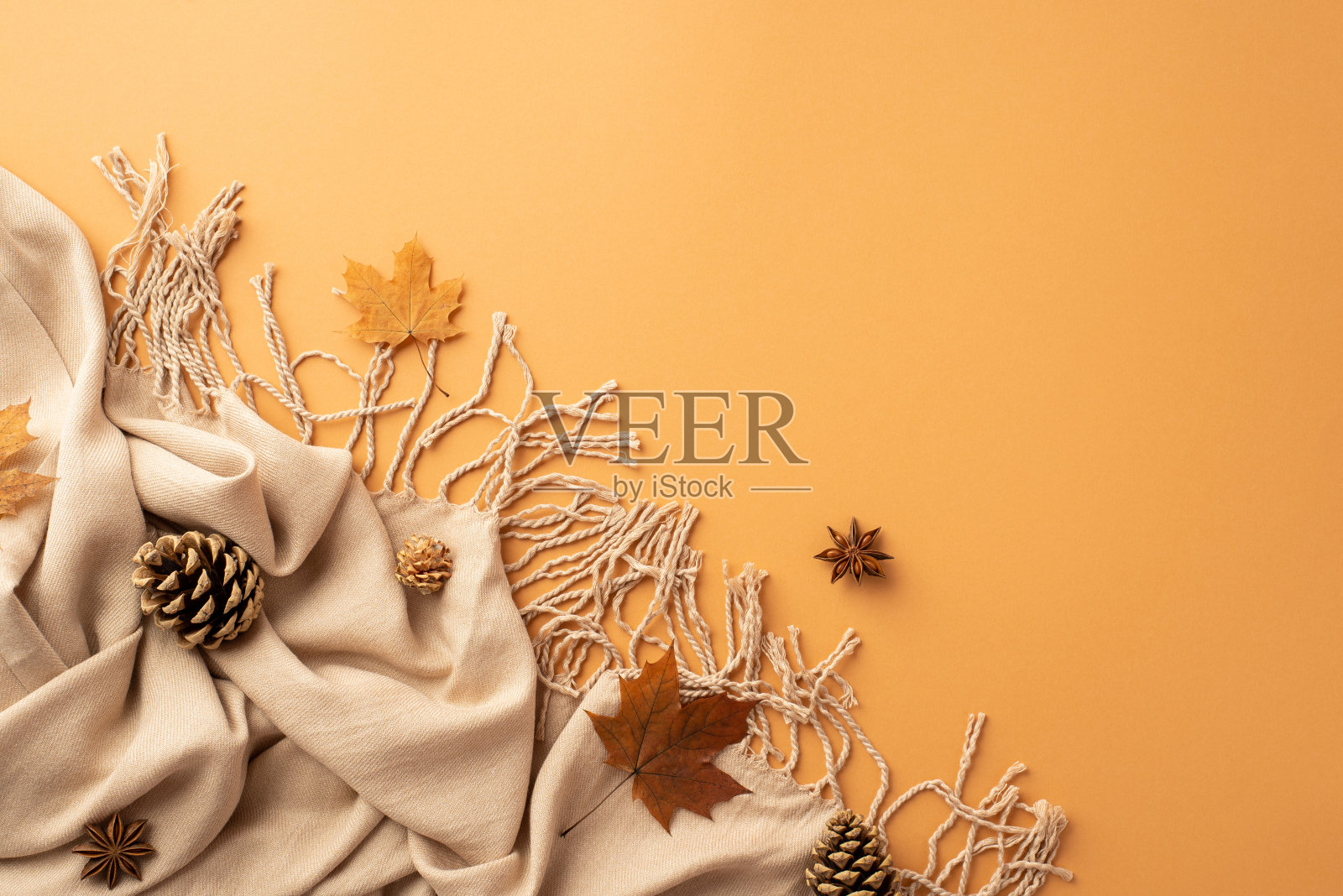 秋天的灵感的概念。俯视图照片的秋天枫叶围巾八角和松果在孤立的橙色背景照片摄影图片