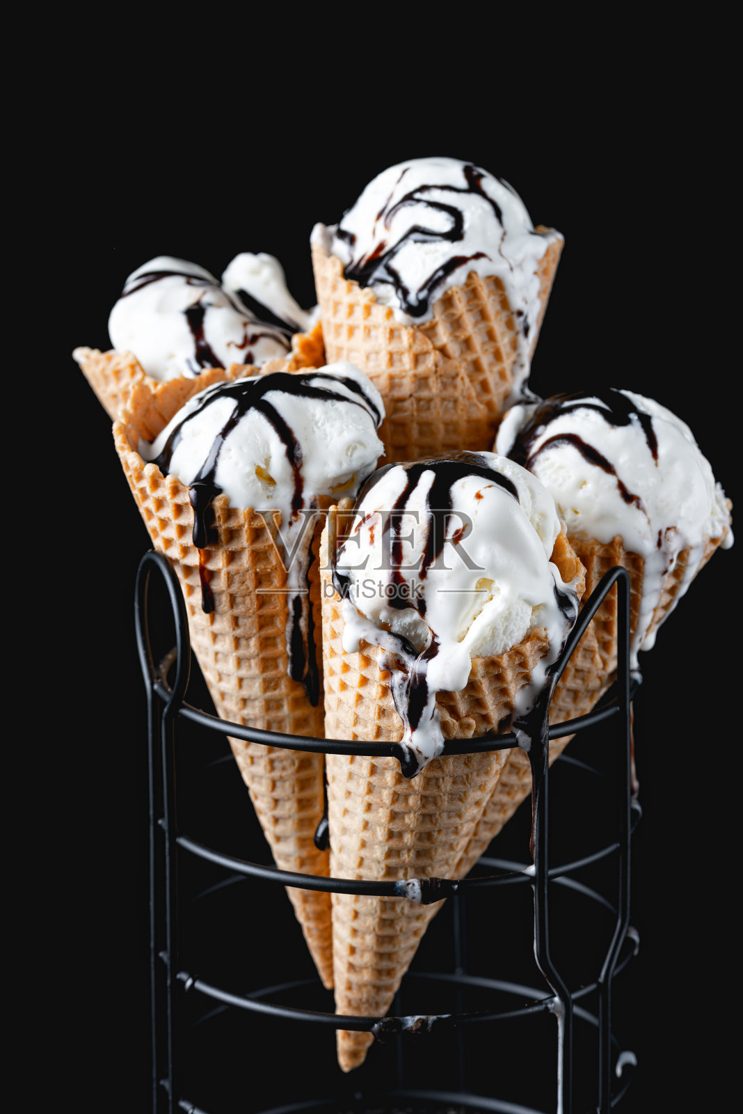 黑色背景是自制的香草冰淇淋甜筒和巧克力照片摄影图片