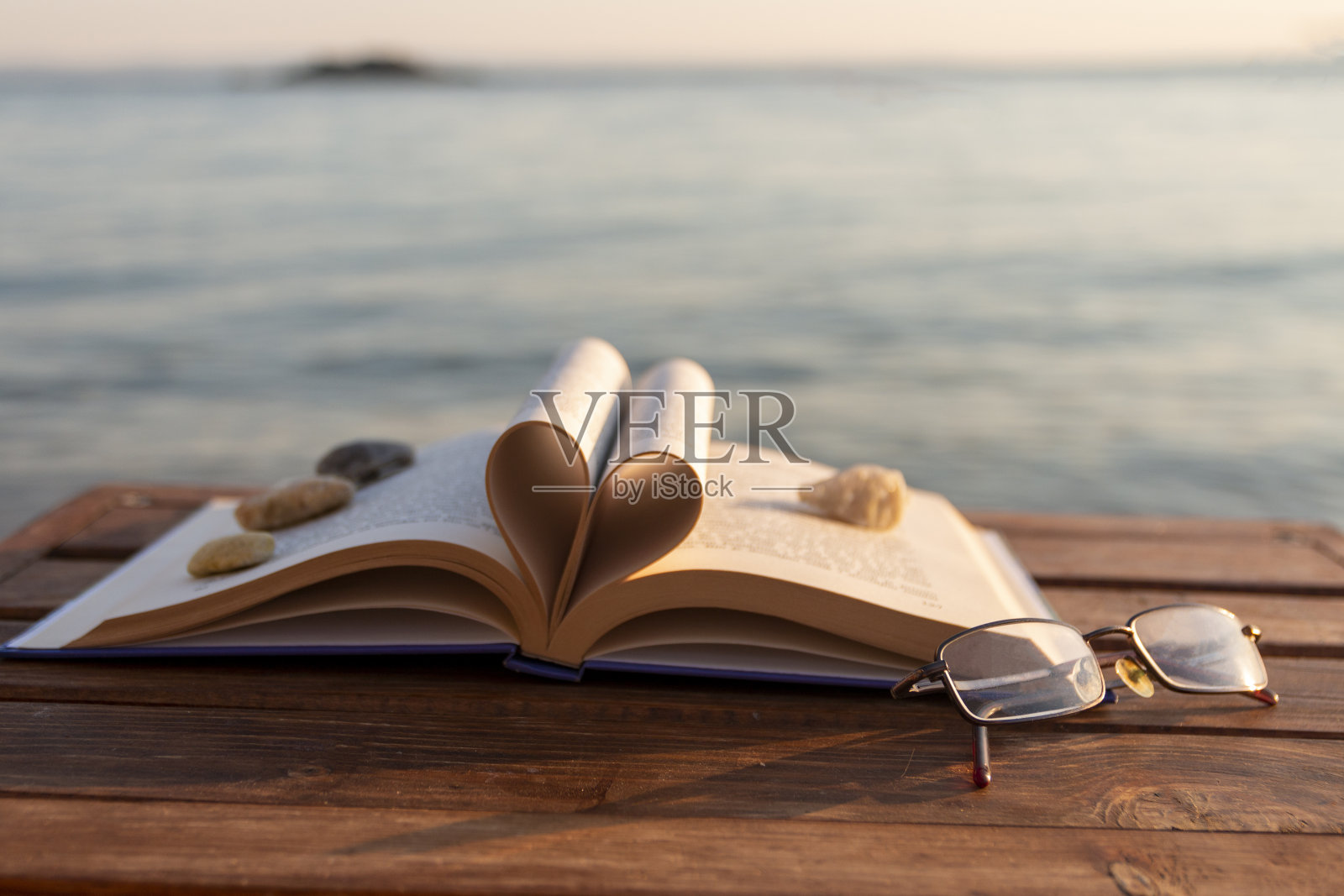 书籍和海滩照片摄影图片