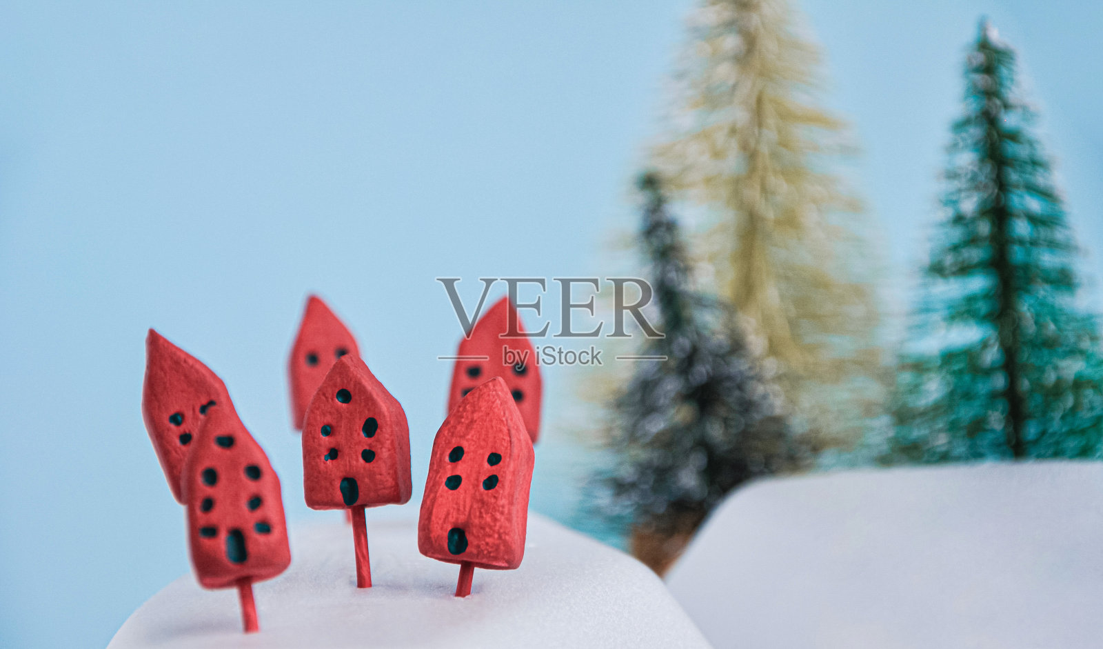 新年快乐,圣诞快乐,冬季小镇。圣诞节、新年用粘土做的工艺品。小村庄舒适的氛围照片摄影图片